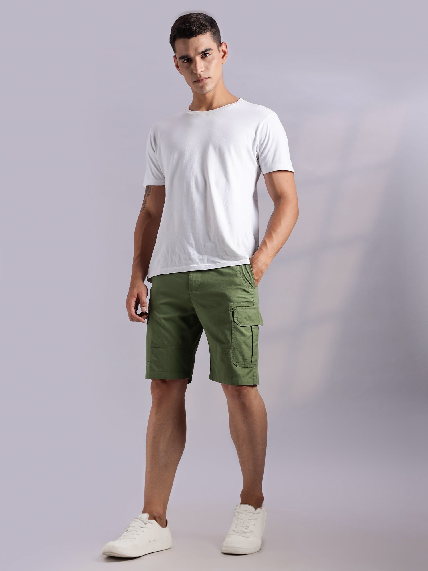 Thomas Scott Men Green Mid-Rise Regular Fit Solid Woven Cargo Shorts