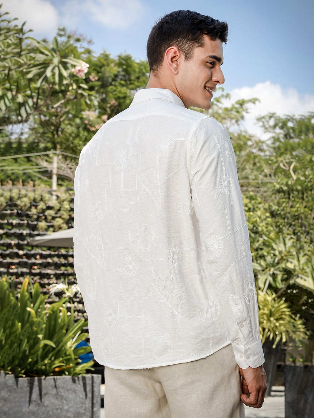 Thomas Scott Men White Regular Fit Long Sleeves Cutaway Collar Embroidered Shirt