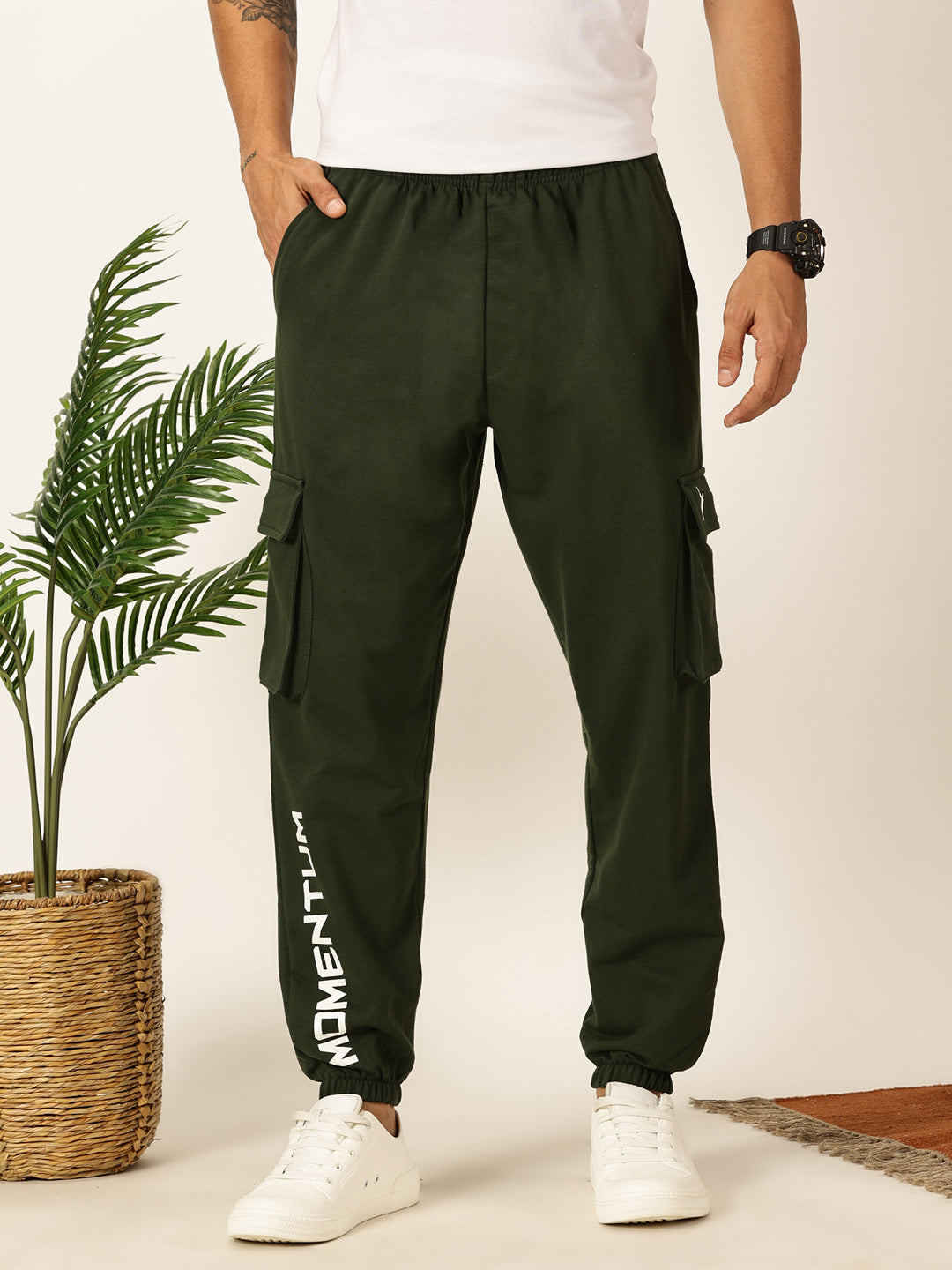 Thomas Scott Men Kombu Green Relaxed-Fit Mid-Rise Solid 3 Pockets Cargo Joggers