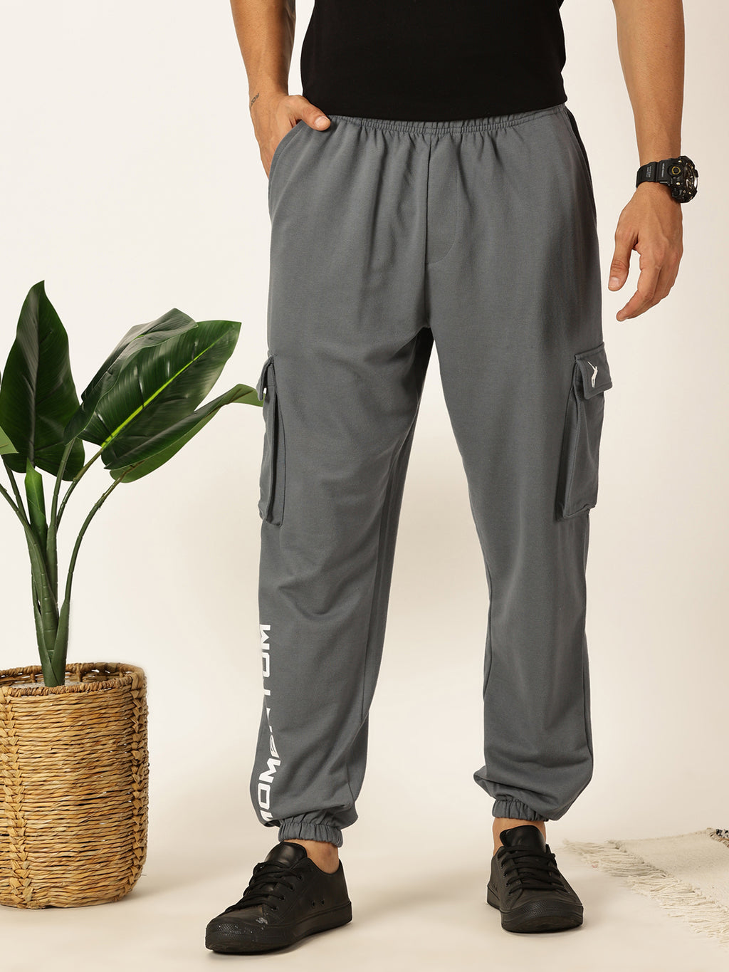 Thomas Scott Men Stormy Weather Relaxed-Fit Mid-Rise Solid 3 Pockets Cargo Joggers