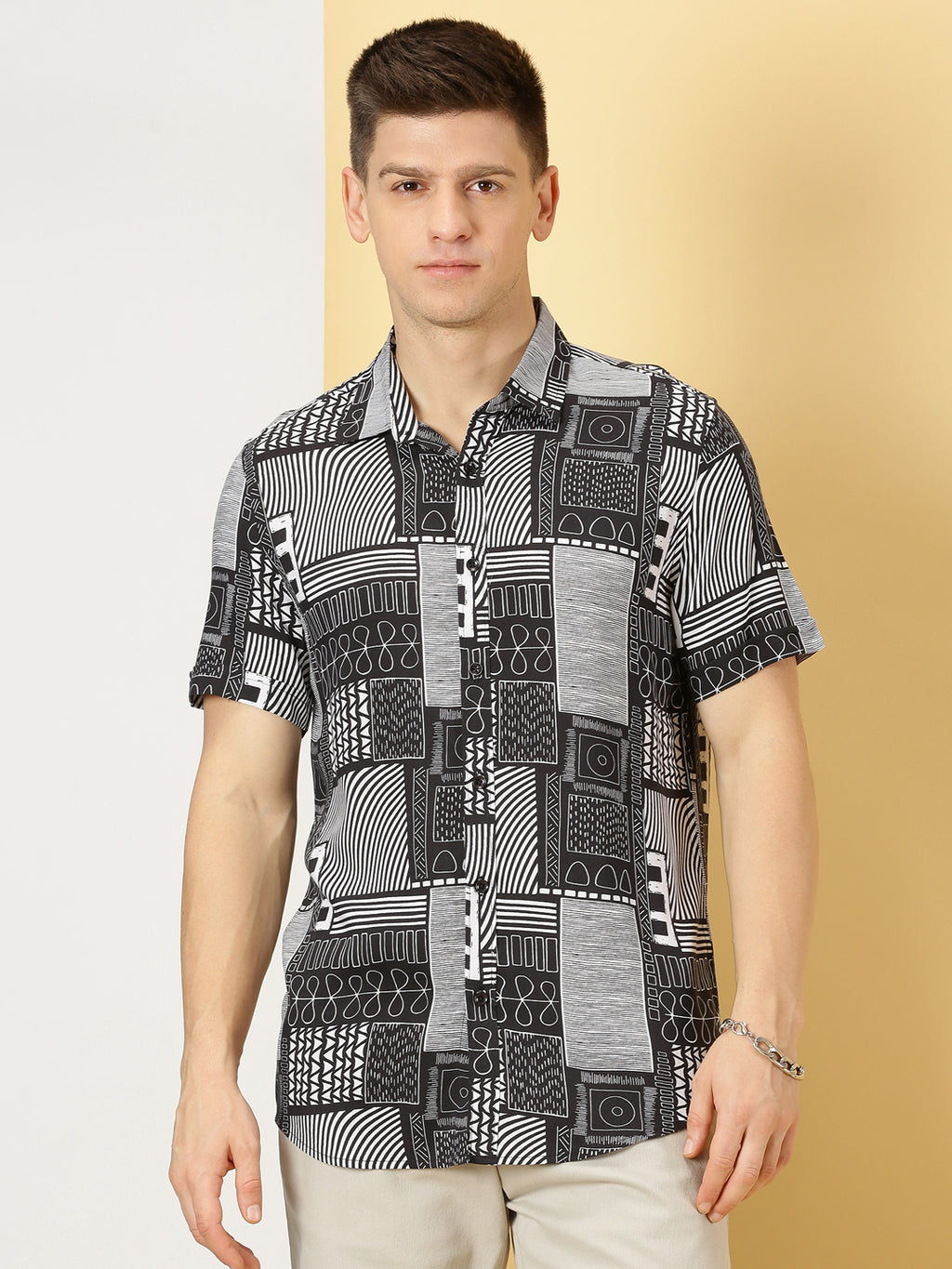 Thomas Scott Men Black Regular Fit Short Sleeves Spread Collar Abstract Printed Casual Shirt
