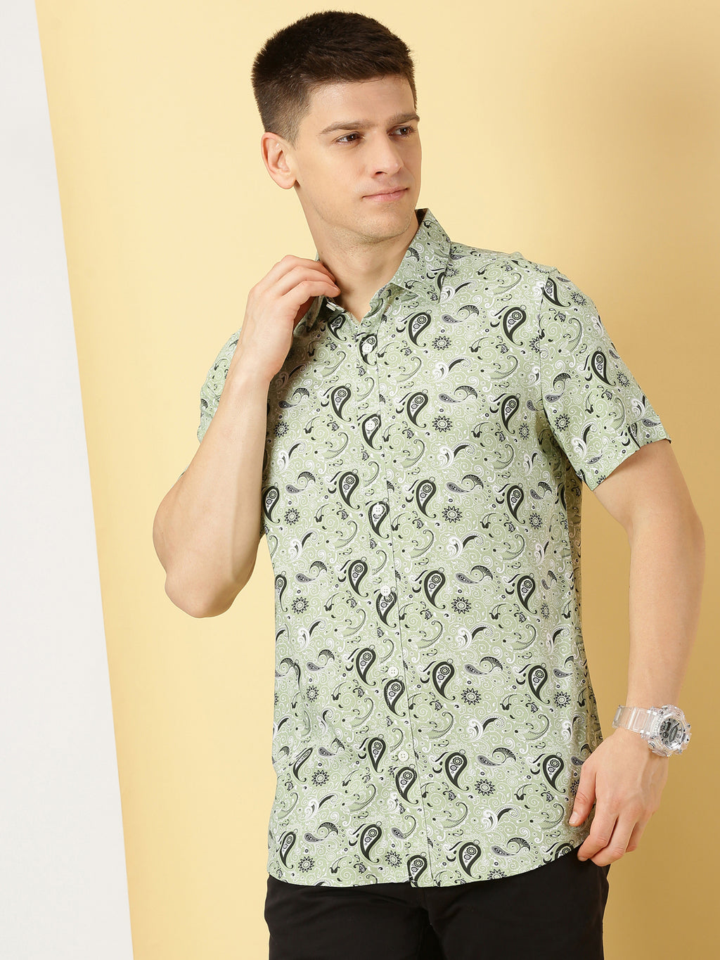 Thomas Scott Men Green Regular Fit Short Sleeves Spread Collar Abstract Printed Casual Shirt