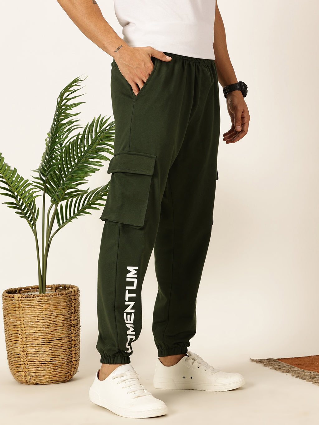 Thomas Scott Men Kombu Green Relaxed-Fit Mid-Rise Solid 3 Pockets Cargo Joggers