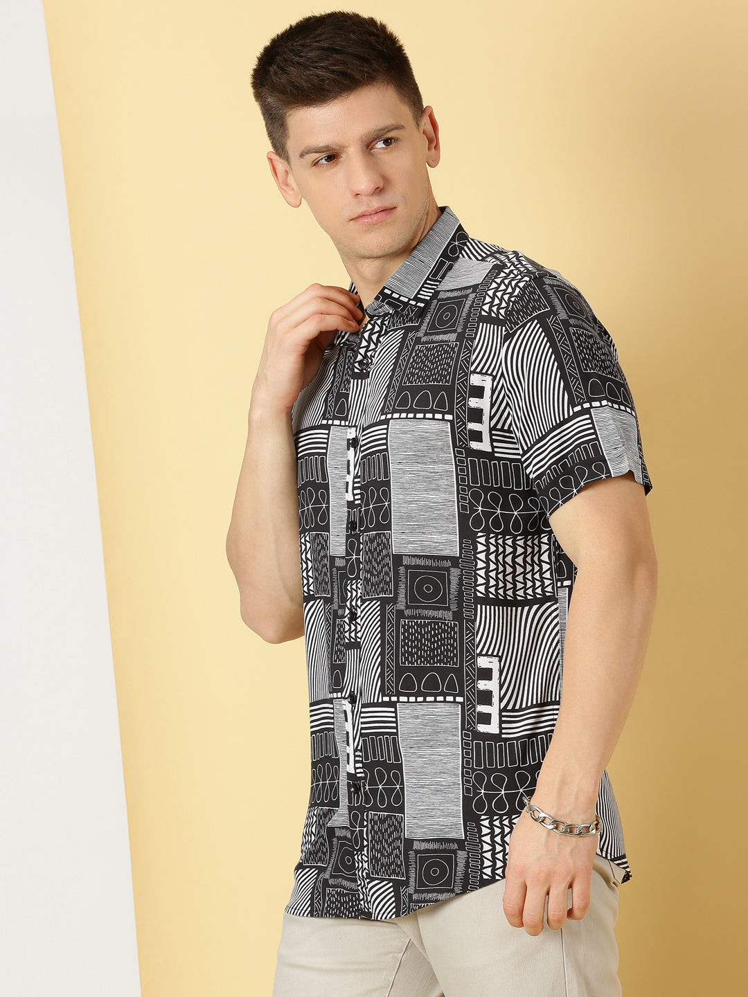 Thomas Scott Men Black Regular Fit Short Sleeves Spread Collar Abstract Printed Casual Shirt