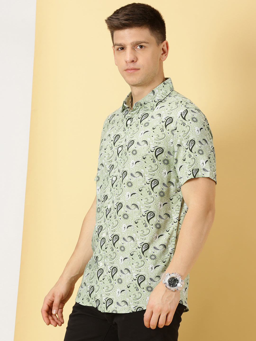 Thomas Scott Men Green Regular Fit Short Sleeves Spread Collar Abstract Printed Casual Shirt