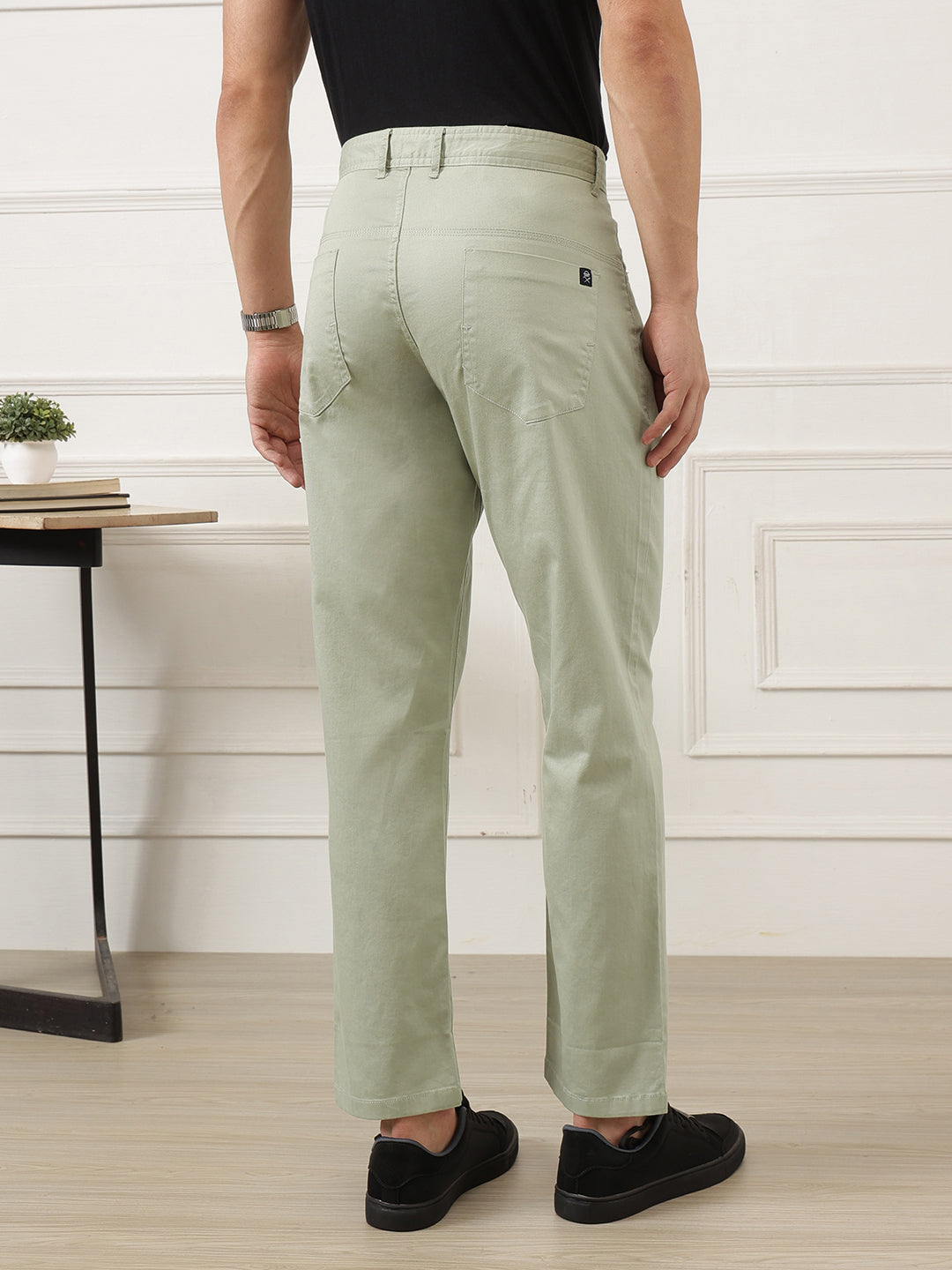 Mint Smart Easy Wash Regular Fit Mid-Rise Solid Woven Chinos Trouser For Men
