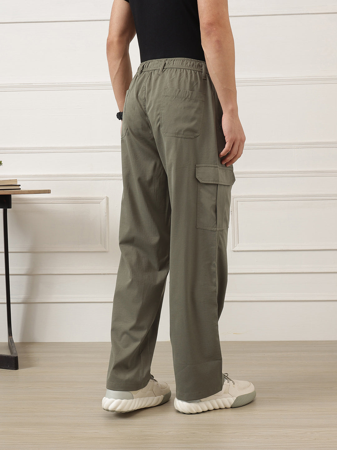 Olive Smart Easy Wash Relaxed Fit Mid-Rise Solid Woven Cargo Trouser For Men