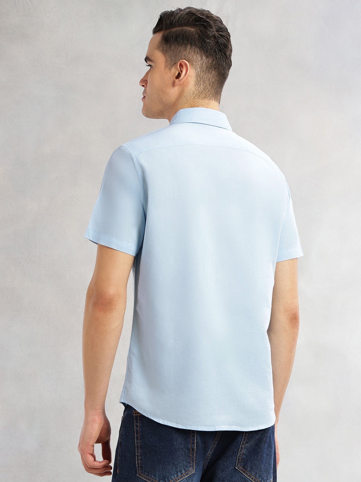 Thomas Scott Men Sky Blue Slim Fit Short Sleeves Spread Collar Solid Cotton Linen Casual Shirt