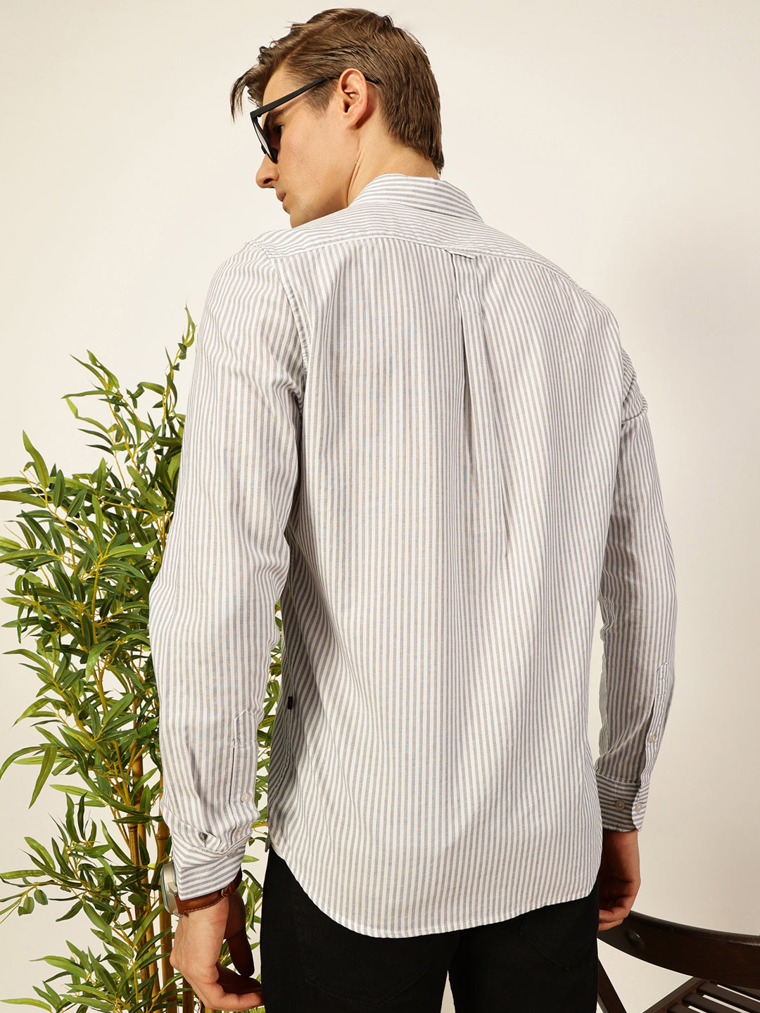 Thomas Scott Men White Slim Fit Long Sleeves Spread Collar Pinstripes Cotton Casual Shirt