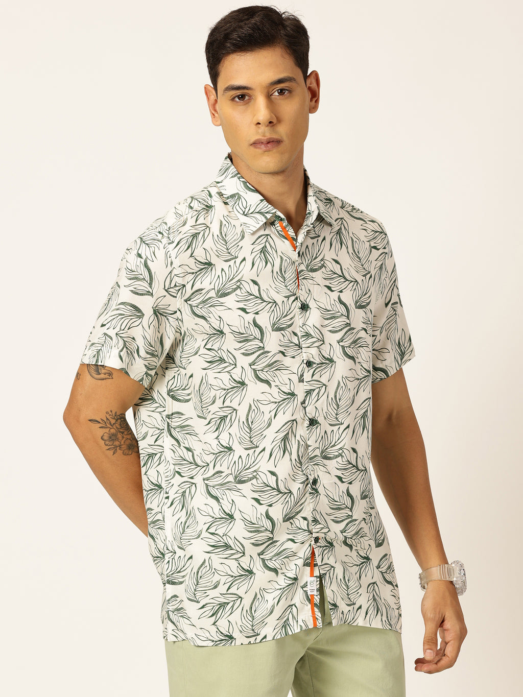Thomas Scott Men Green Regular Fit Short Sleeves Spread Collar Tropical Printed Casual Shirt