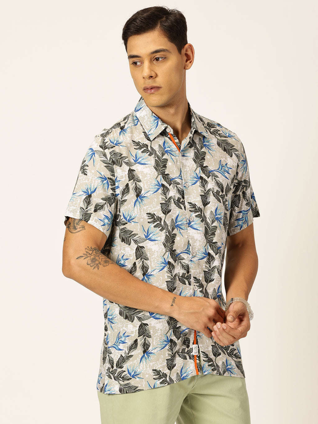 Thomas Scott Men Grey Regular Fit Short Sleeves Spread Collar Tropical Printed Casual Shirt