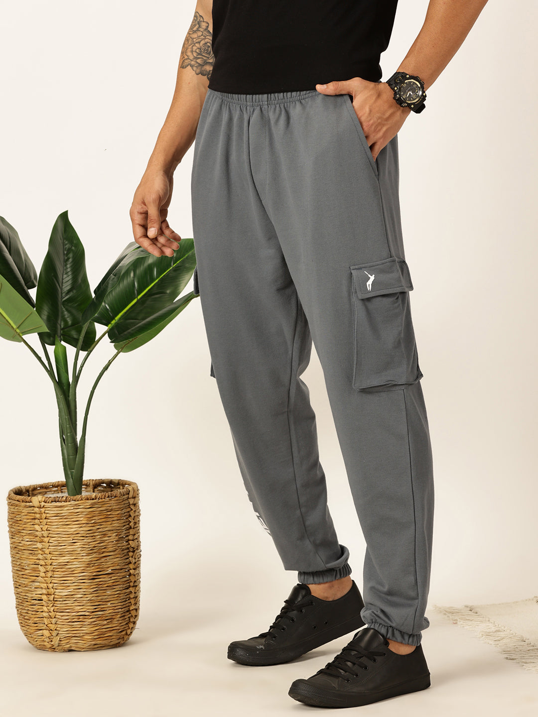 Thomas Scott Men Stormy Weather Relaxed-Fit Mid-Rise Solid 3 Pockets Cargo Joggers