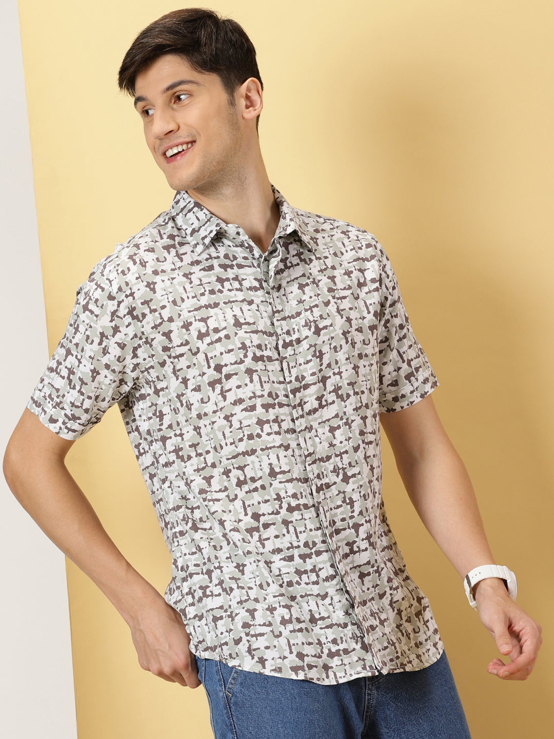 Thomas Scott Men Cream Short Sleeves Regular Sleeves Spread Collar Geometric Printed Cotton Rayon Casual Shirt