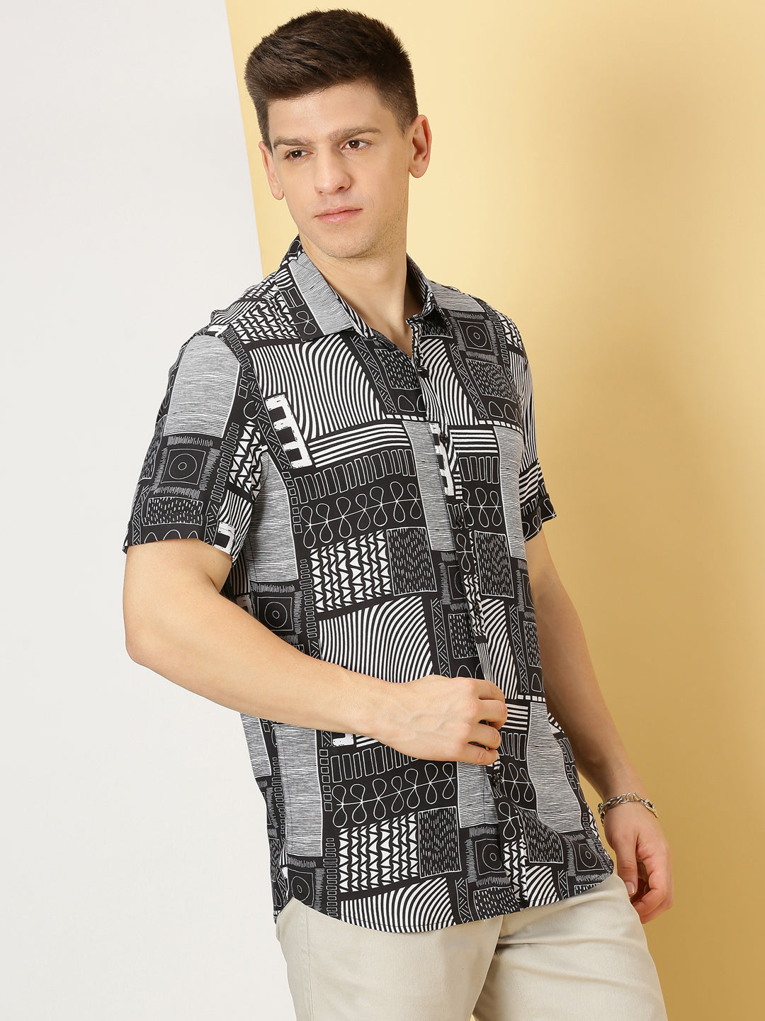 Thomas Scott Men Black Regular Fit Short Sleeves Spread Collar Abstract Printed Casual Shirt