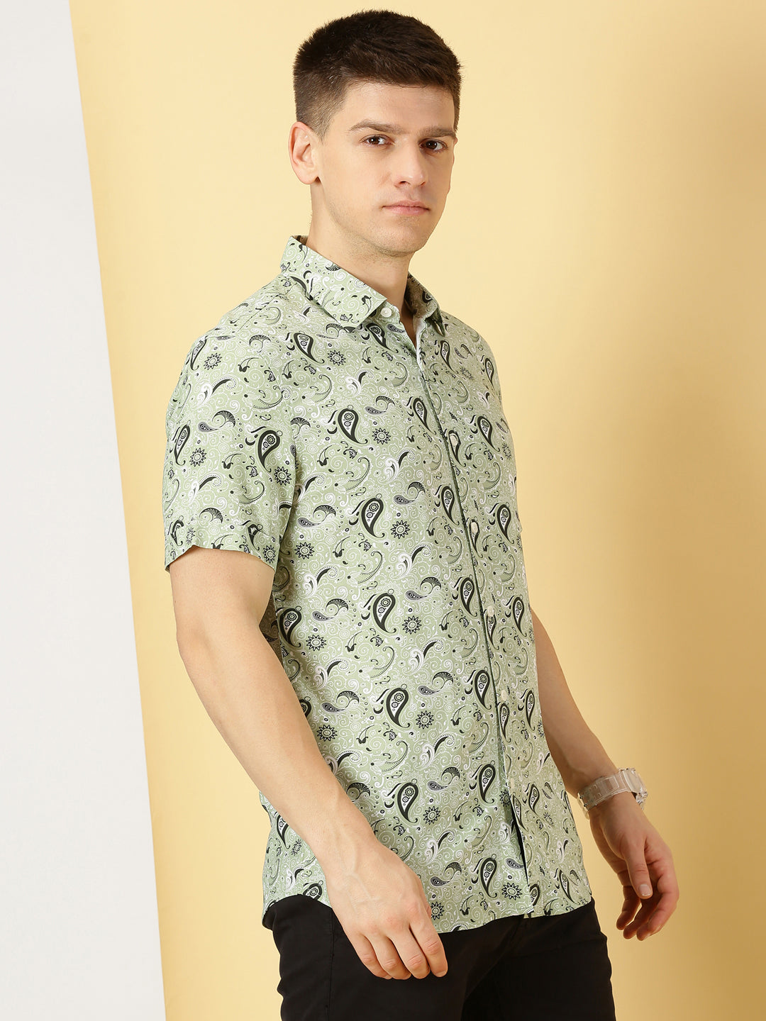 Thomas Scott Men Green Regular Fit Short Sleeves Spread Collar Abstract Printed Casual Shirt