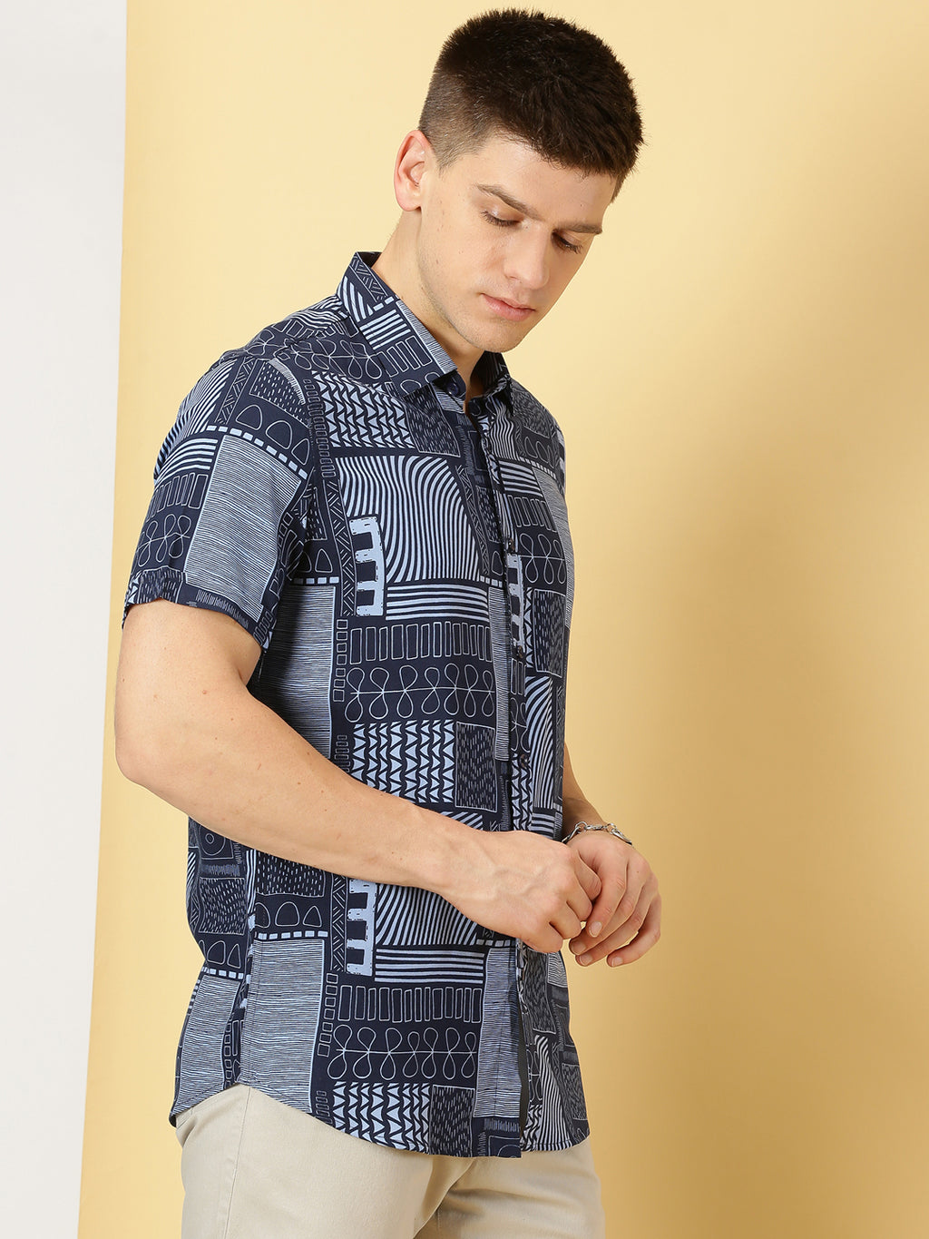 Thomas Scott Men Navy Blue Regular Fit Short Sleeves Spread Collar Abstract Printed Casual Shirt