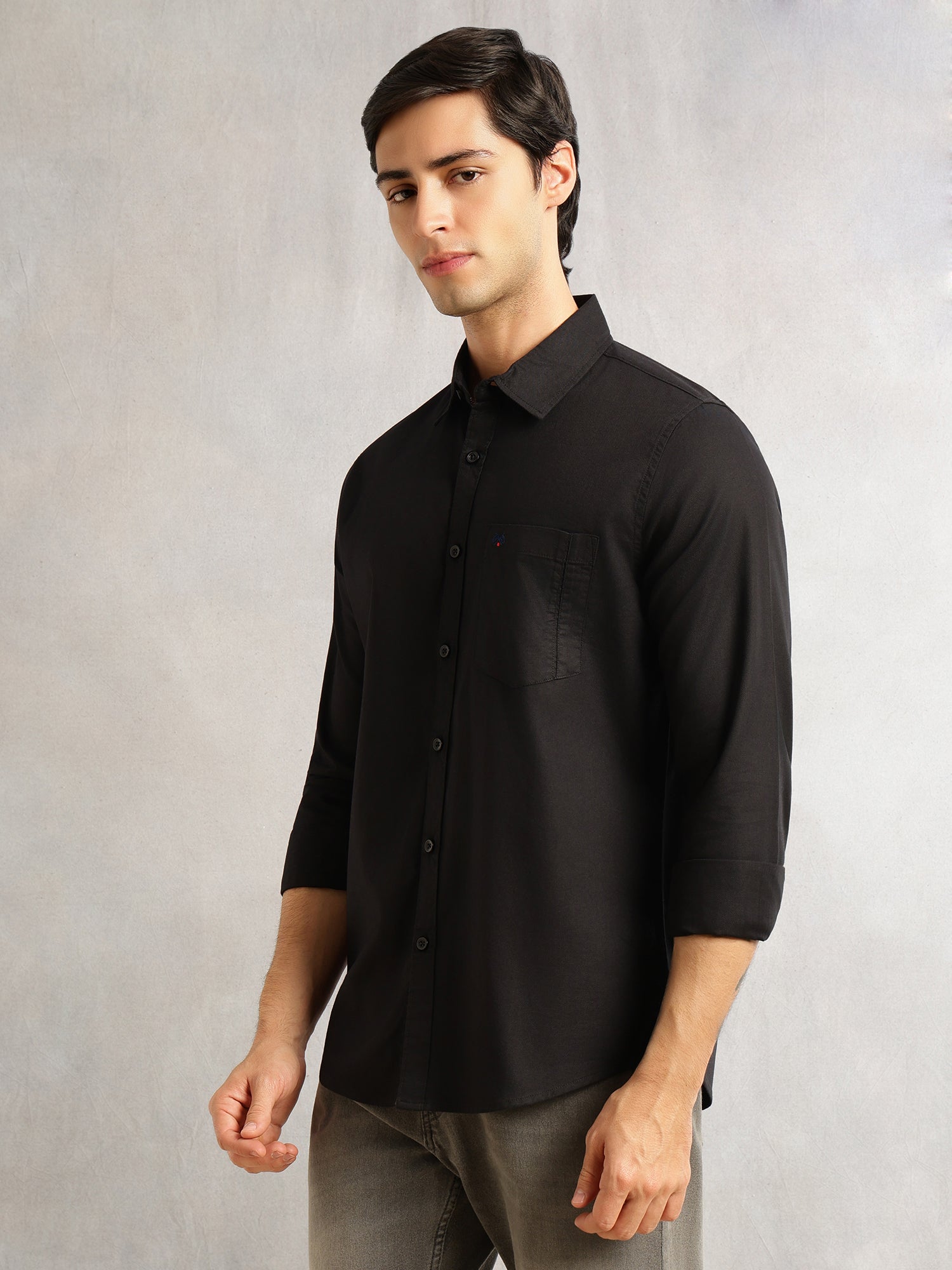 Black Slim Fit Long Sleeves Solid Spread Collar 100% Cotton Twill Casual Shirt For Men