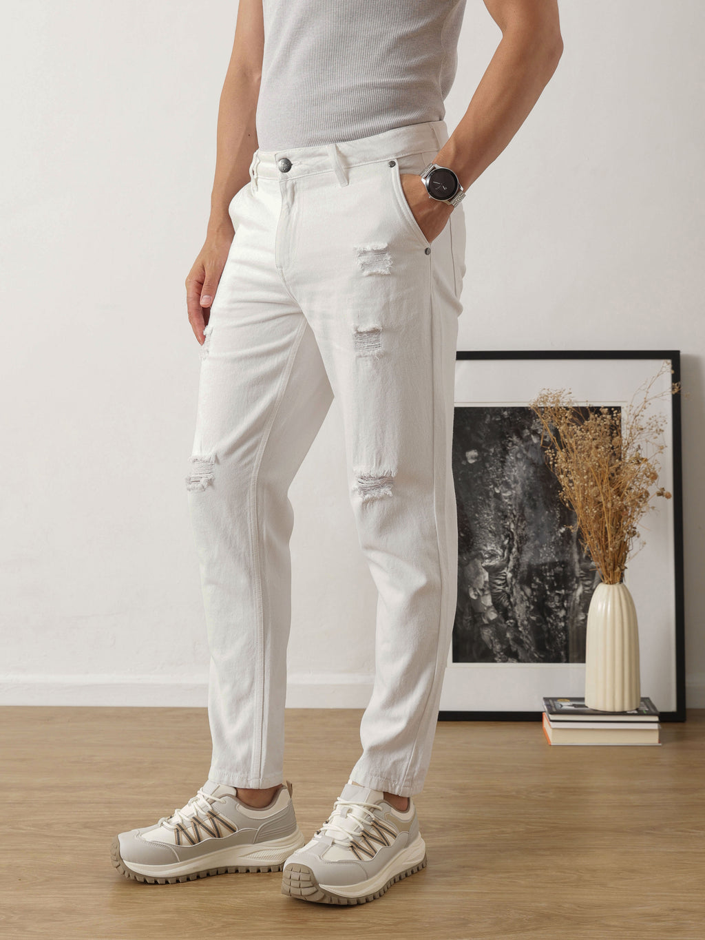 Thomas Scott Men White Carrot Fit Mildly Distressed Non Stretchable Jeans