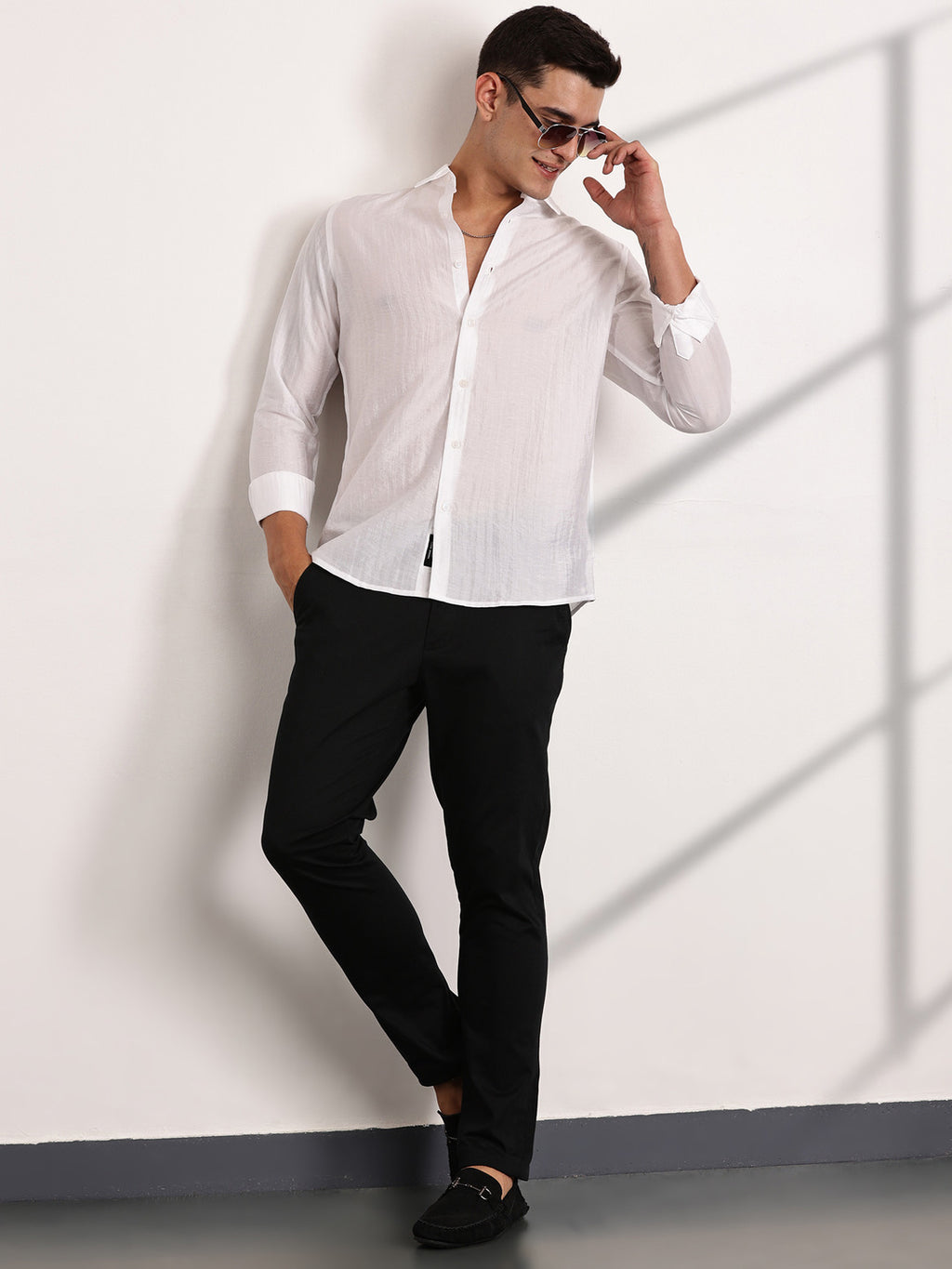 Thomas Scott Men White Slim Fit Long Sleeves Vertical Stripes Casual Shirt