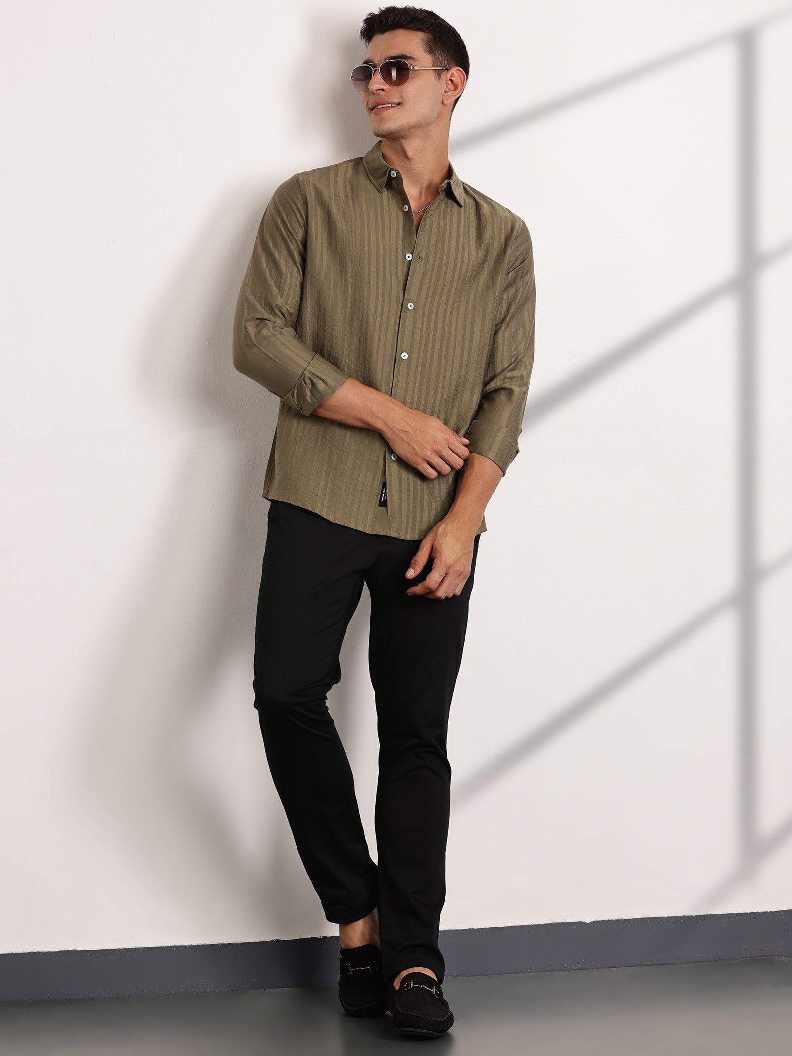 Thomas Scott Men Green Slim Fit Long Sleeves Vertical Stripes Casual Shirt