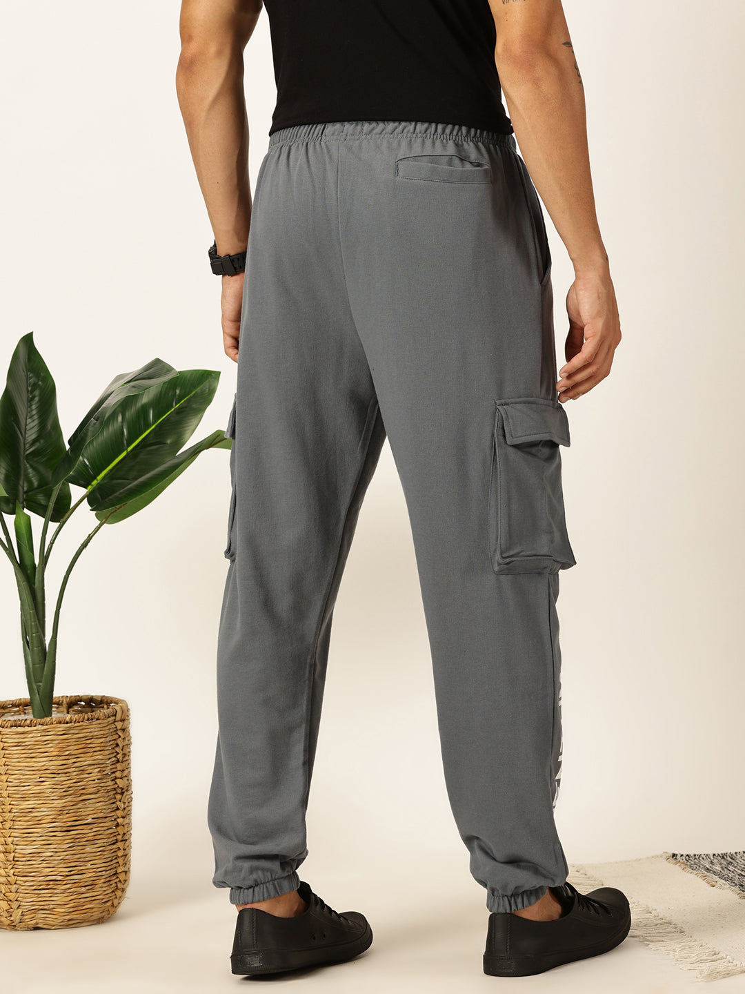 Thomas Scott Men Stormy Weather Relaxed-Fit Mid-Rise Solid 3 Pockets Cargo Joggers