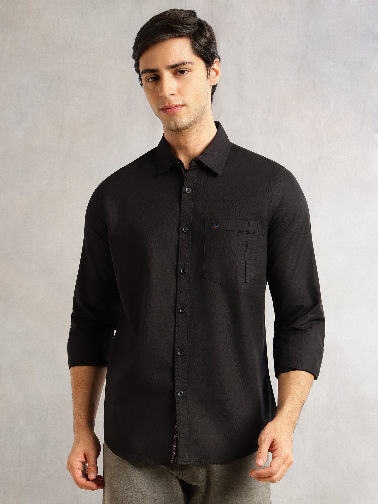 Black Slim Fit Long Sleeves Solid Spread Collar 100% Cotton Twill Casual Shirt For Men