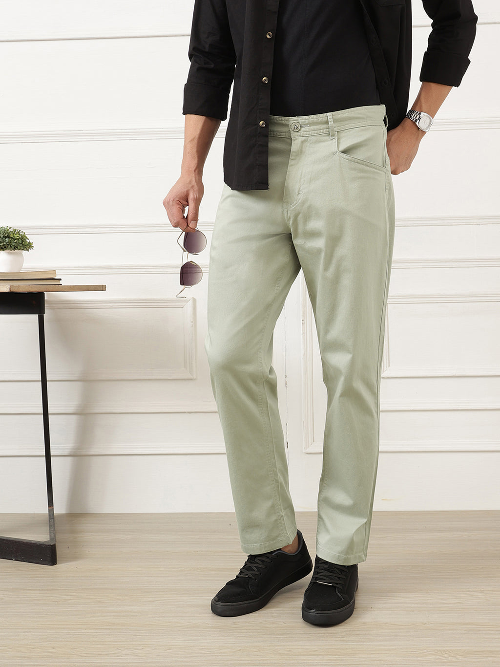 Mint Smart Easy Wash Regular Fit Mid-Rise Solid Woven Chinos Trouser For Men