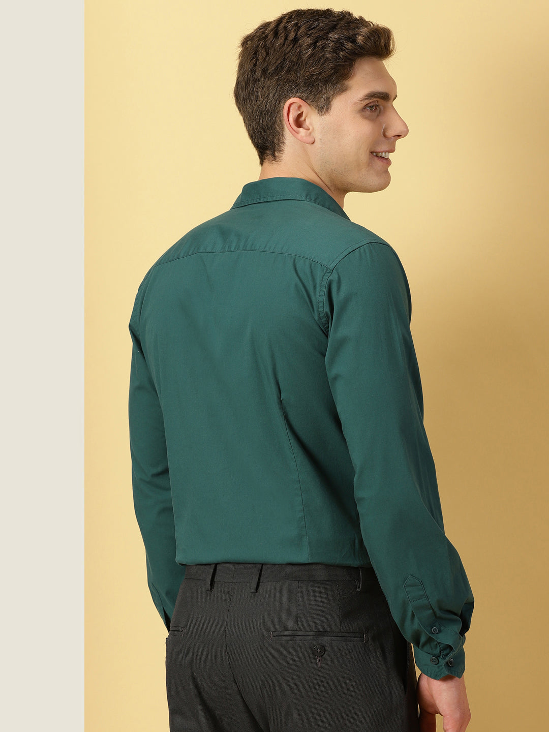 Thomas Scott Men Green Classic Regular Fit Long Sleeves Spread Collar Solid Casual Shirt