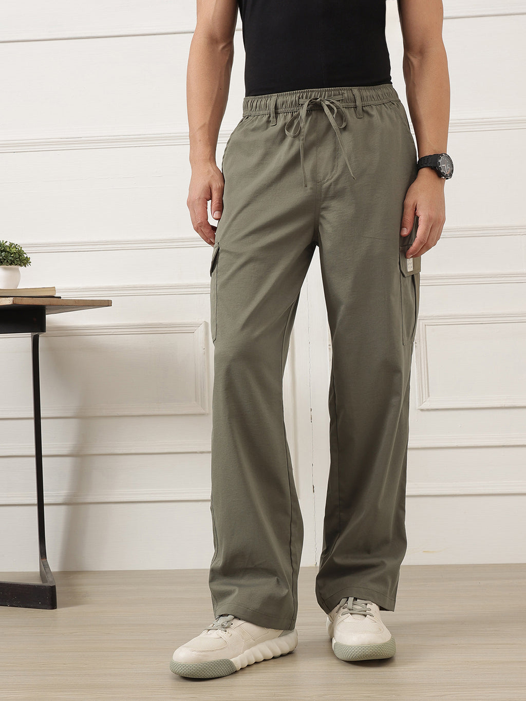 Olive Smart Easy Wash Relaxed Fit Mid-Rise Solid Woven Cargo Trouser For Men