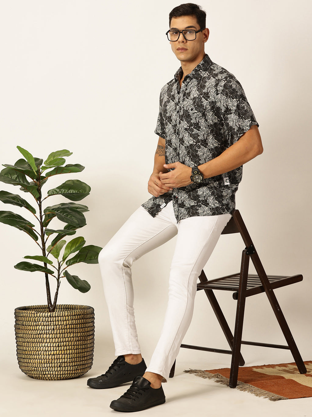 Thomas Scott Men Black Regular Fit Short Sleeves Spread Collar Floral Printed Casual Shirt