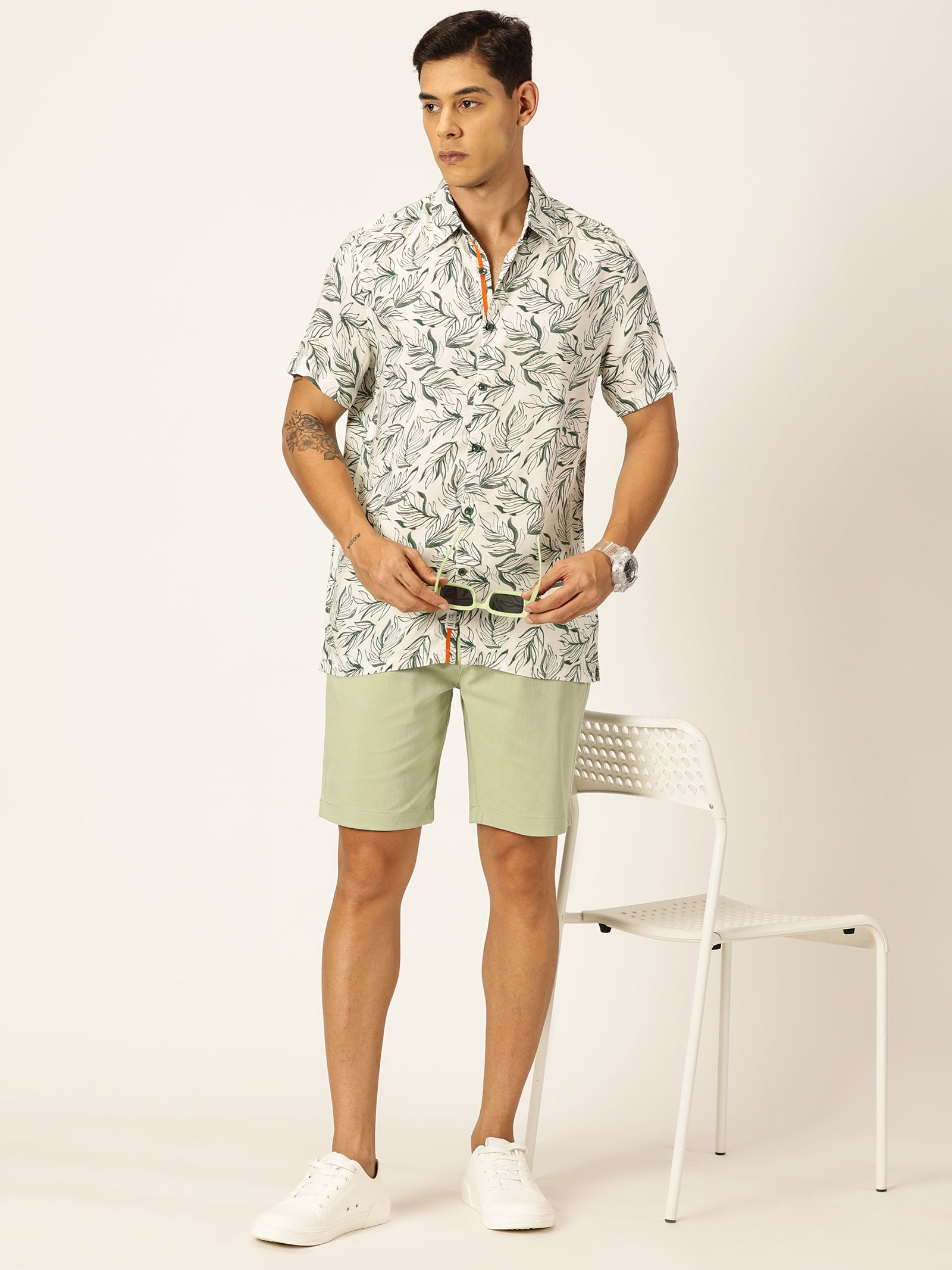 Thomas Scott Men Green Regular Fit Short Sleeves Spread Collar Tropical Printed Casual Shirt
