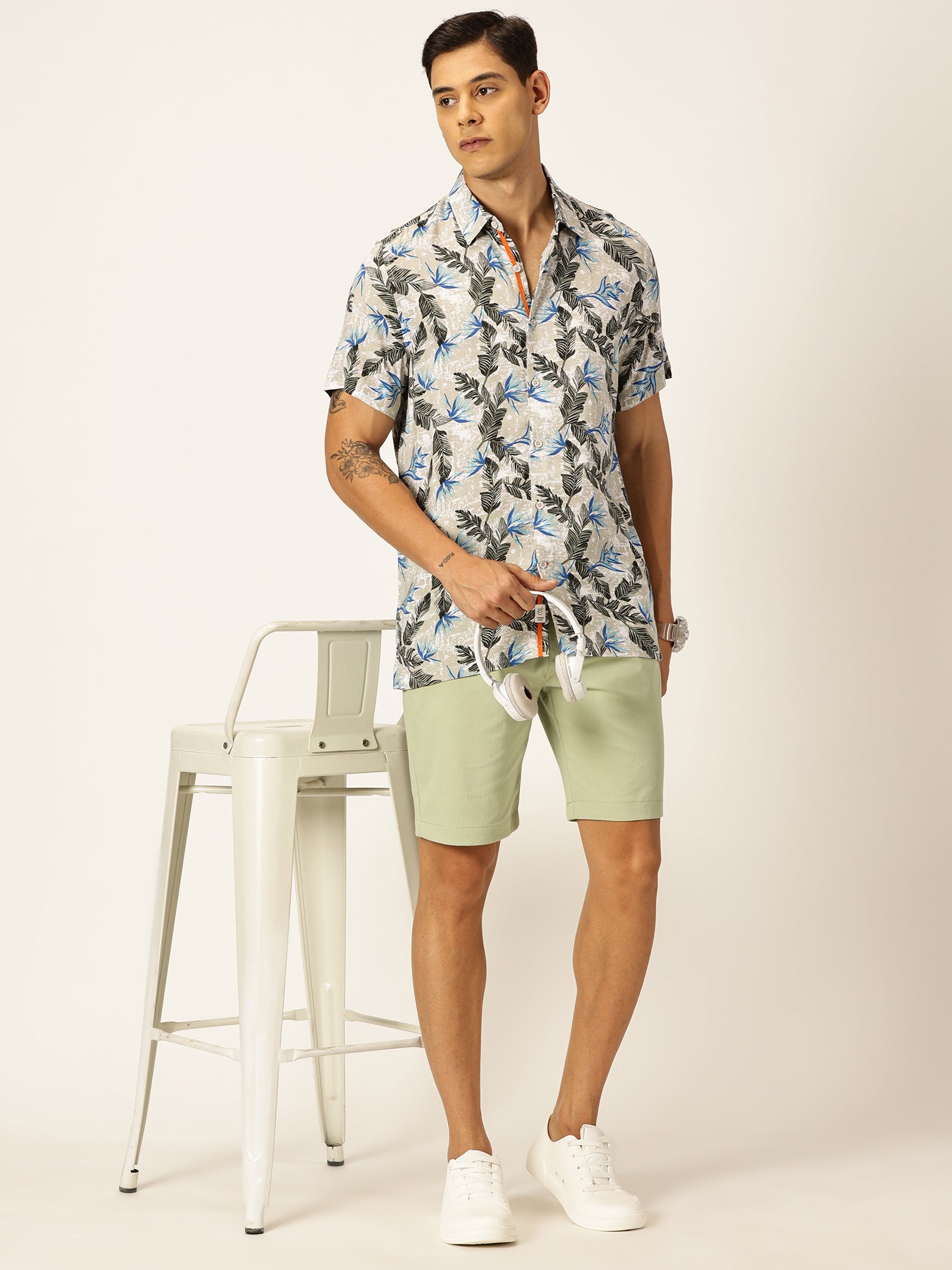 Thomas Scott Men Grey Regular Fit Short Sleeves Spread Collar Tropical Printed Casual Shirt
