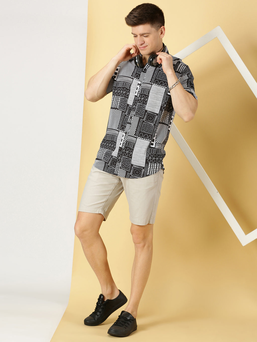 Thomas Scott Men Black Regular Fit Short Sleeves Spread Collar Abstract Printed Casual Shirt