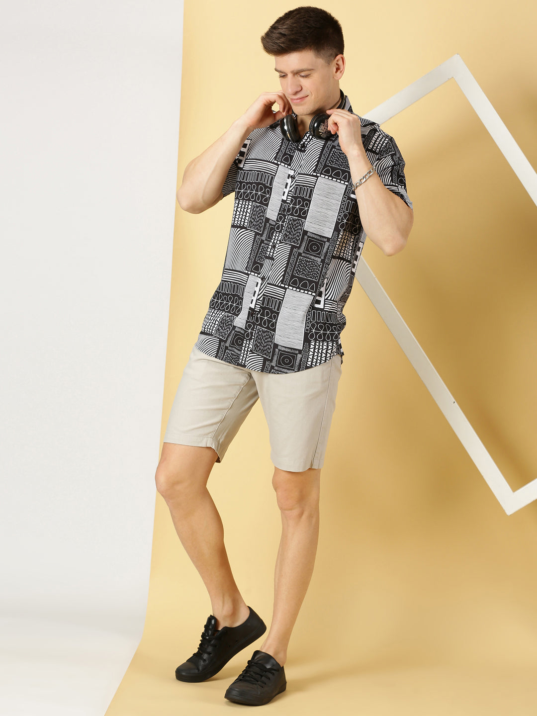 Thomas Scott Men Black Regular Fit Short Sleeves Spread Collar Abstract Printed Casual Shirt