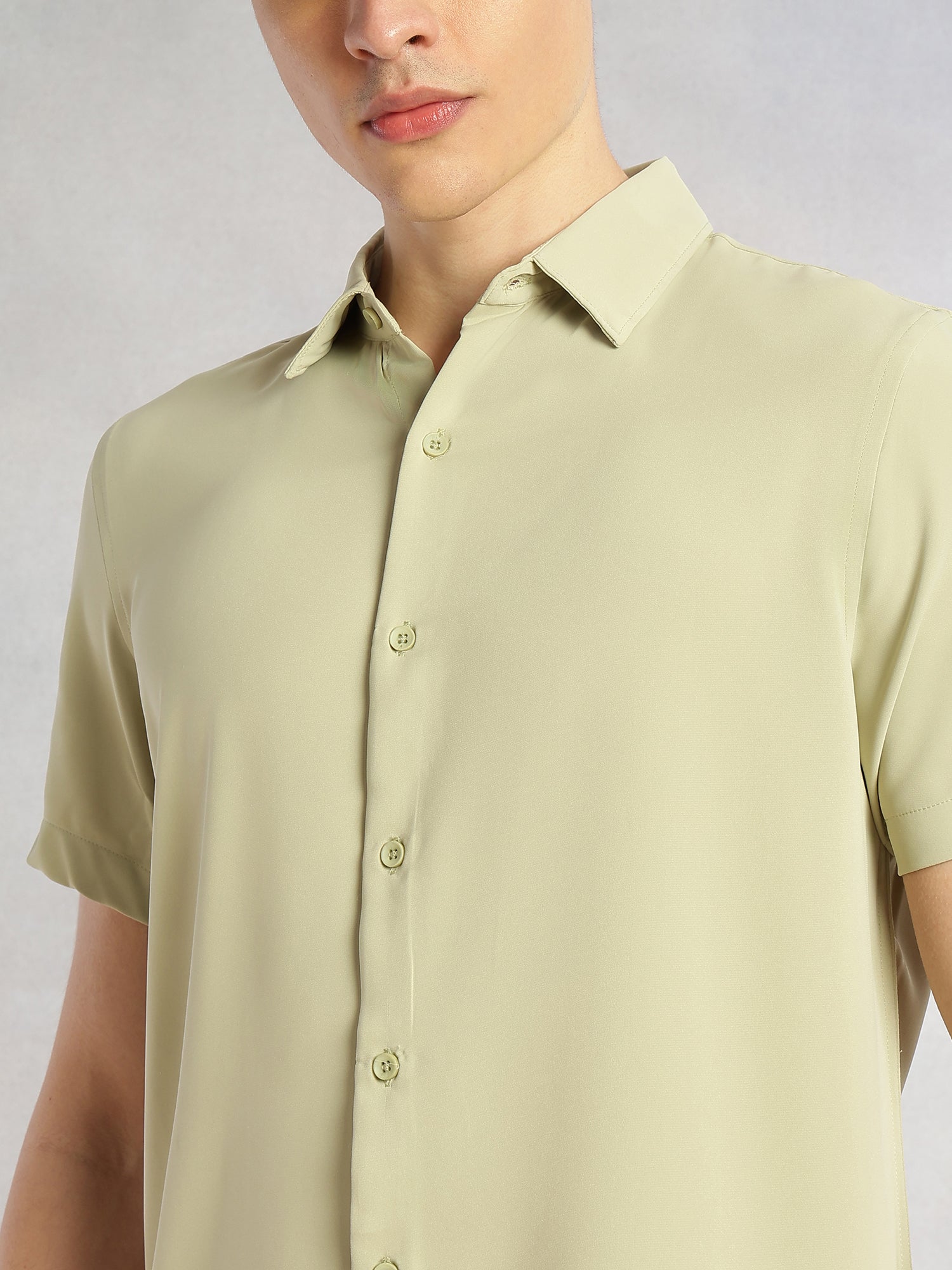 Thomas Scott Men Green Regular Fit Short Sleeves Spread Collar Solid Polyester Casual Shirt
