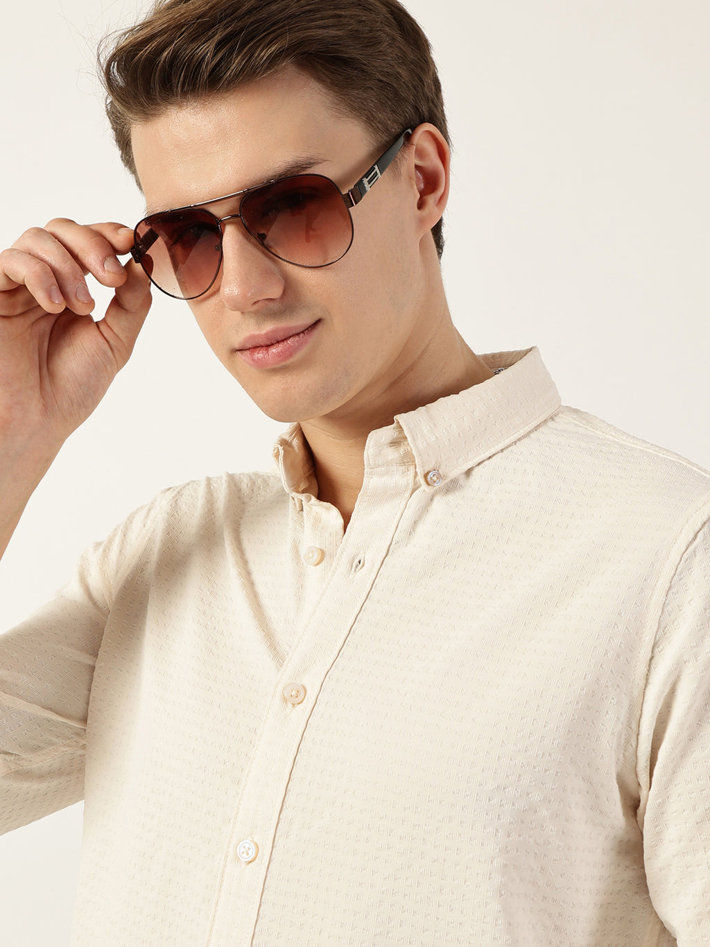 Thomas Scott Men White Smart Button-Down Collar Textured Solid Slim Fit Casual Shirt