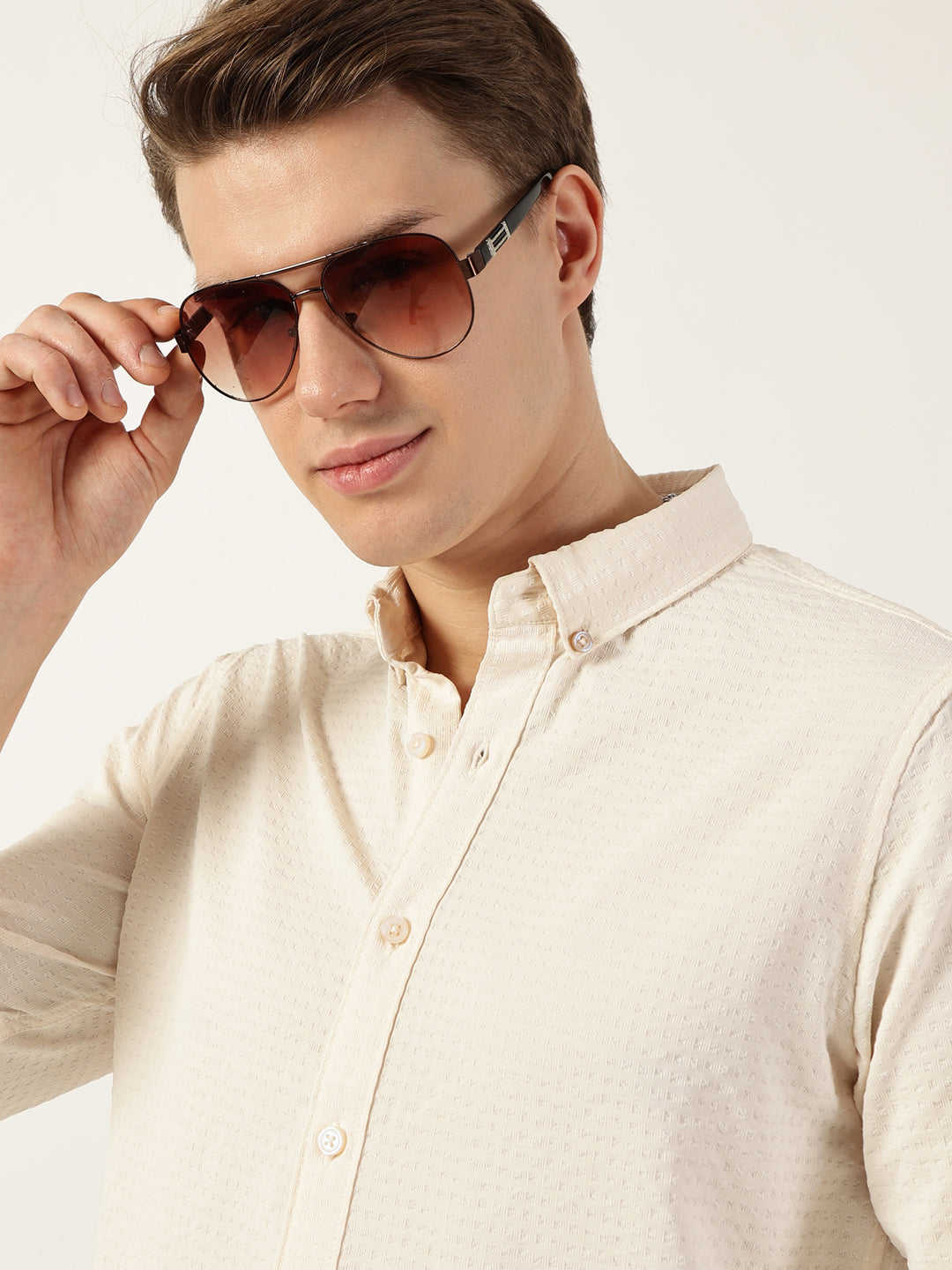 Thomas Scott Men White Smart Button-Down Collar Textured Solid Slim Fit Casual Shirt