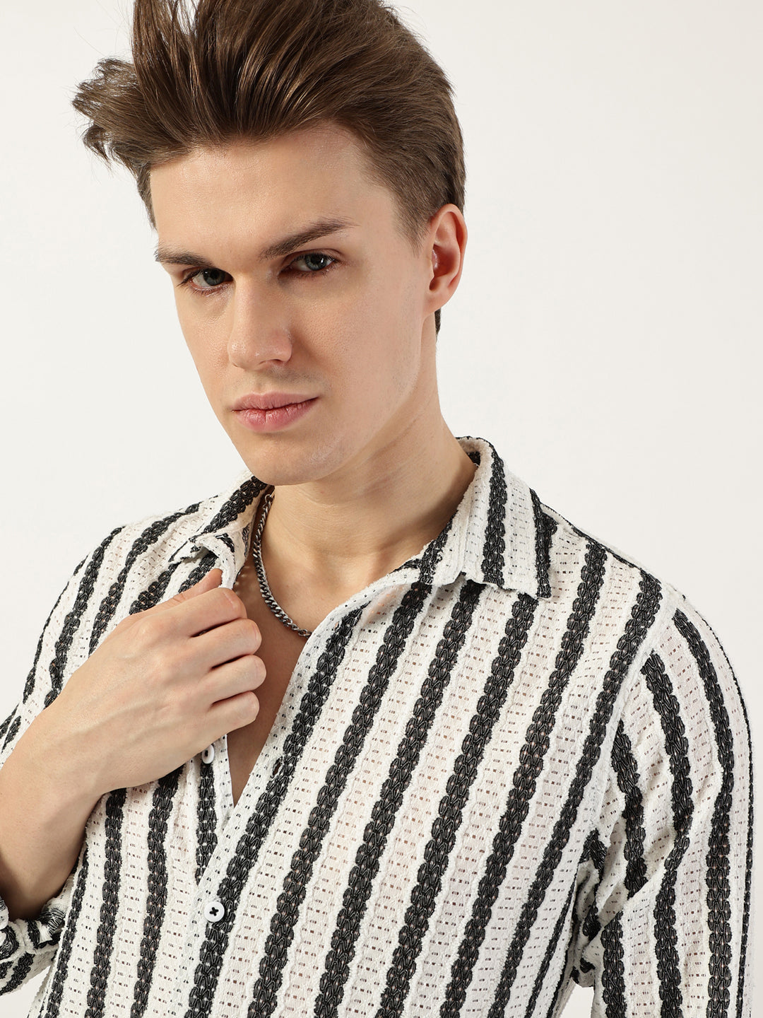 Thomas Scott Men White Premium Spread Collar Textured Solid Slim Fit Casual Shirt