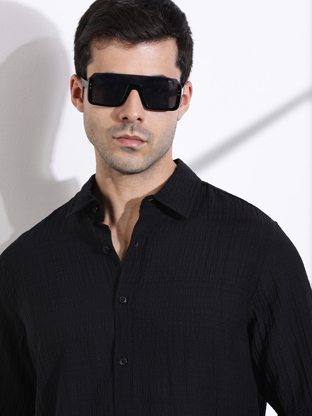 Thomas Scott Men Black Slim Fit Solid Seersucker Casual Shirt