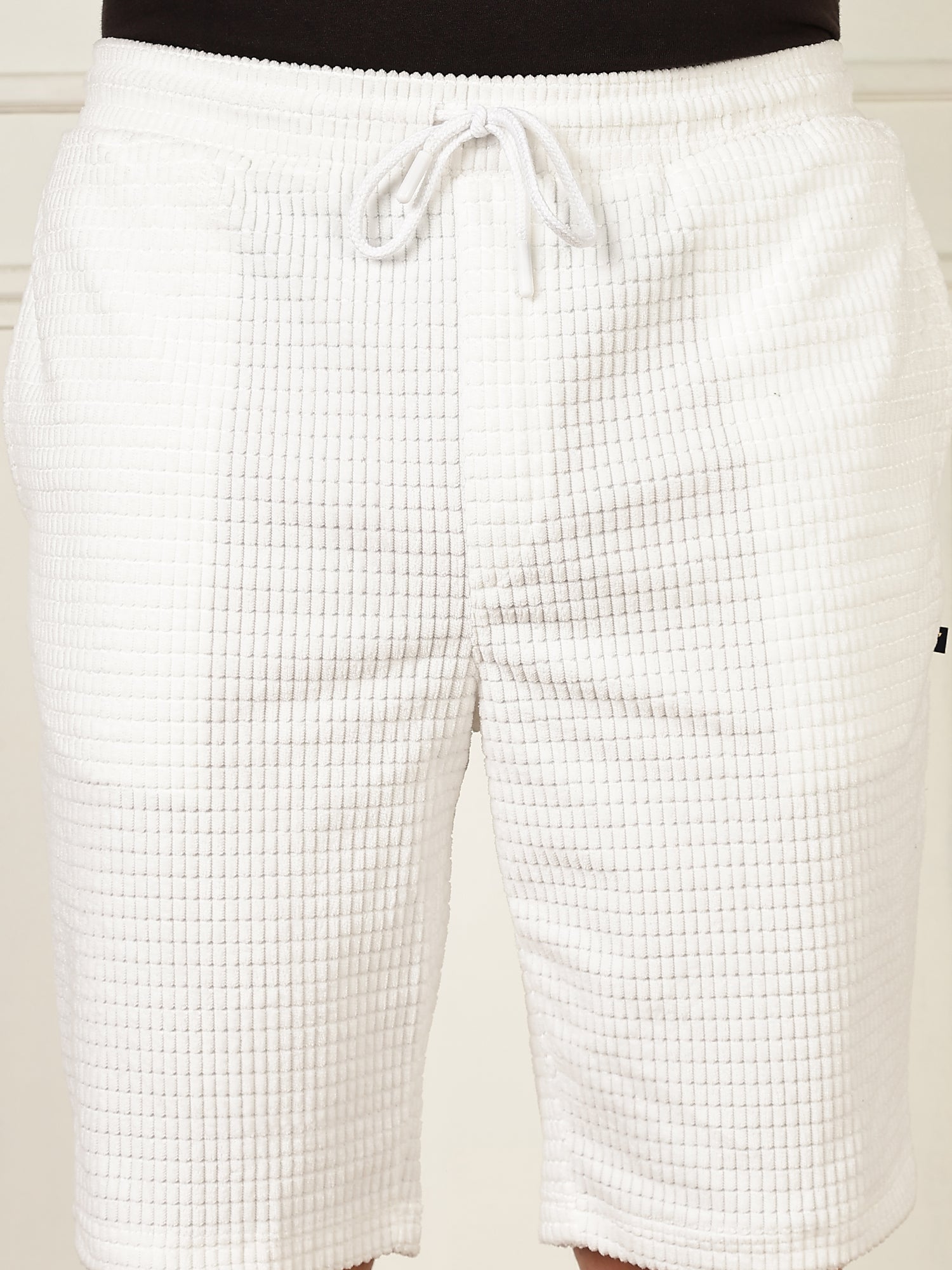 Thomas Scott Men White Mid-Rise Regular Fit Self Design Knee Length Knitted Shorts