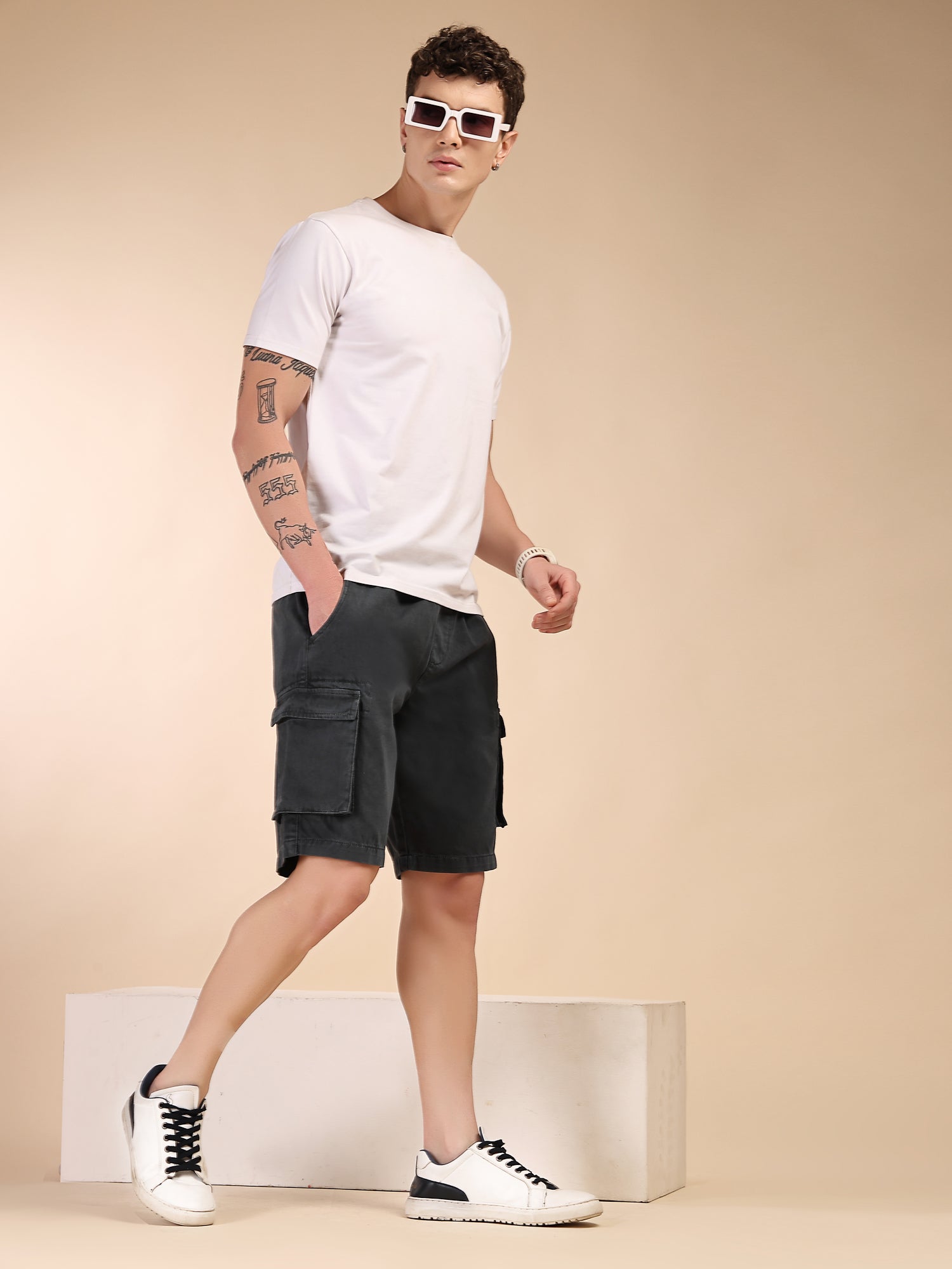 Thomas Scott Men Grey Mid-Rise Straight Fit Above Knee Cotton Woven Cargo Shorts