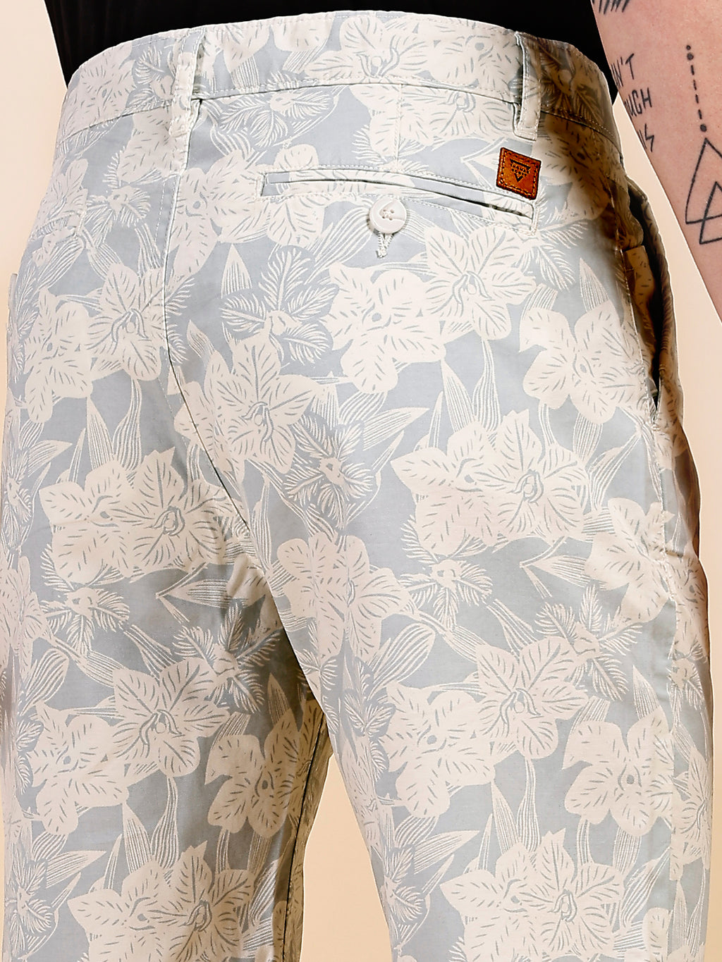 Thomas Scott Men Sky Blue Mid-Rise Regular Fit Floral Print Cotton Woven Chinos Shorts