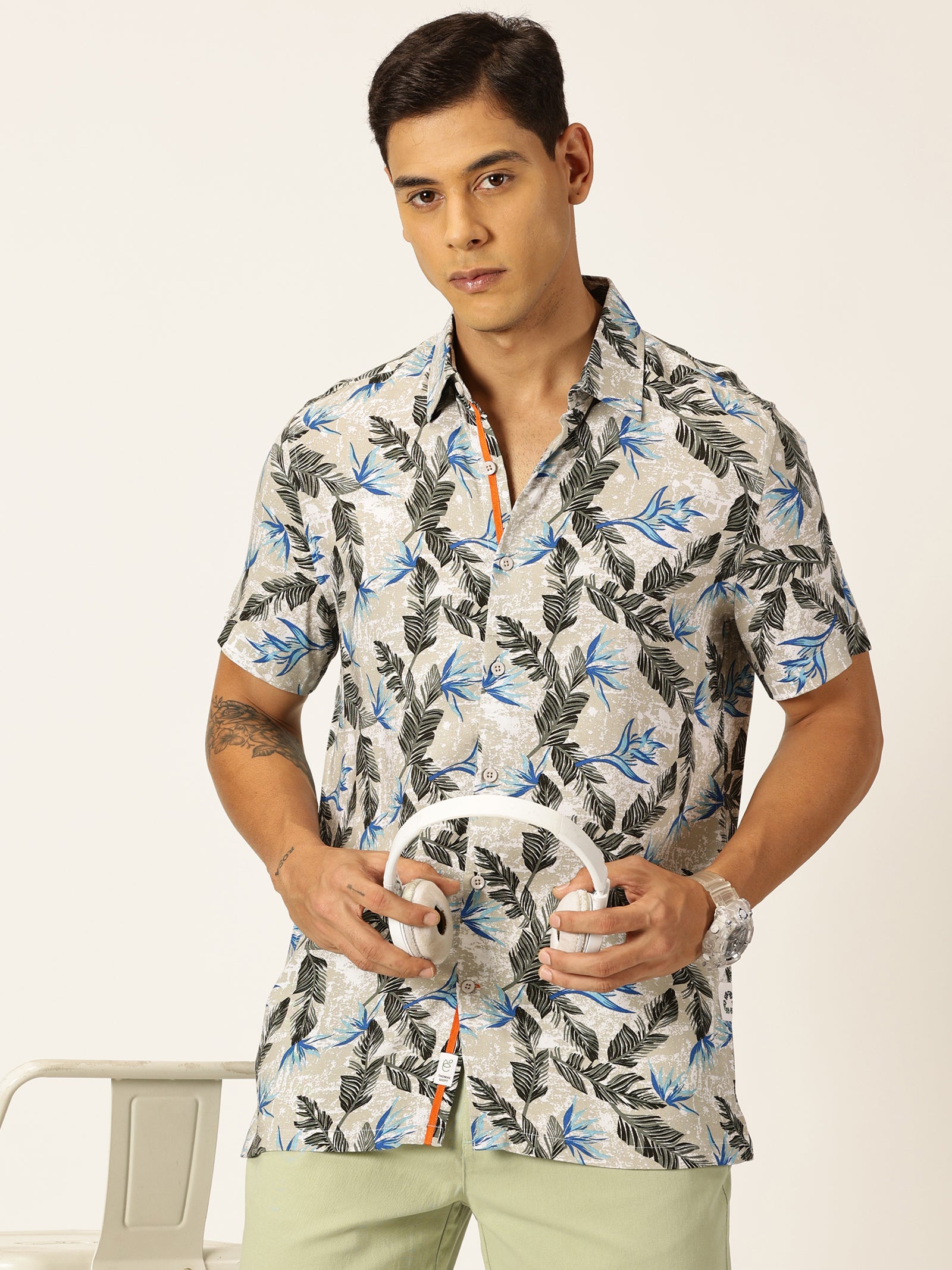 Thomas Scott Men Grey Regular Fit Short Sleeves Spread Collar Tropical Printed Casual Shirt