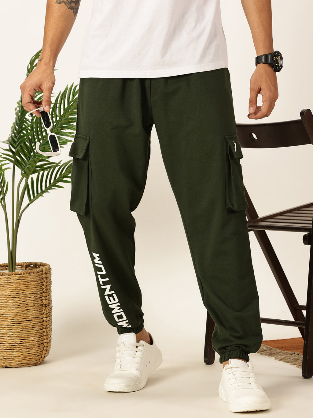 Thomas Scott Men Kombu Green Relaxed-Fit Mid-Rise Solid 3 Pockets Cargo Joggers