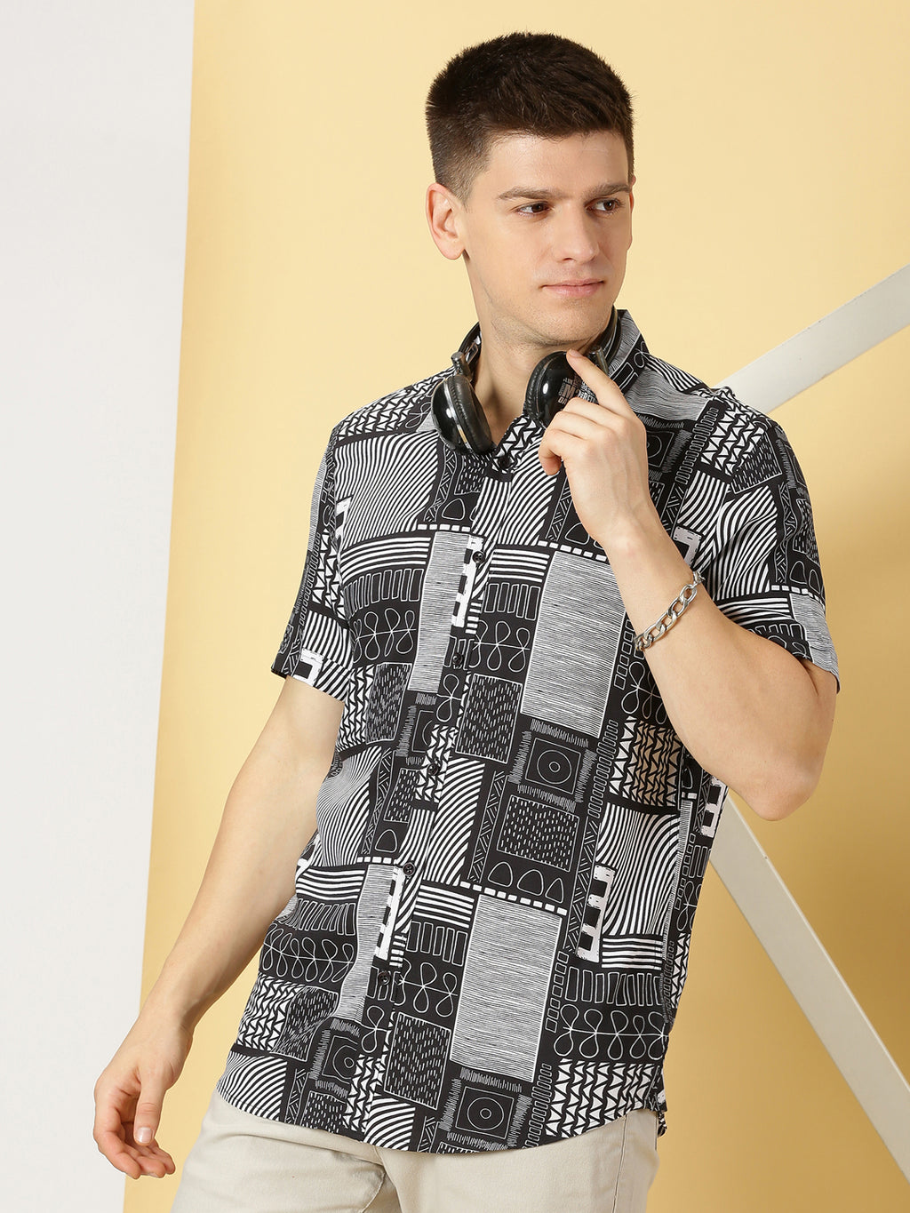 Thomas Scott Men Black Regular Fit Short Sleeves Spread Collar Abstract Printed Casual Shirt