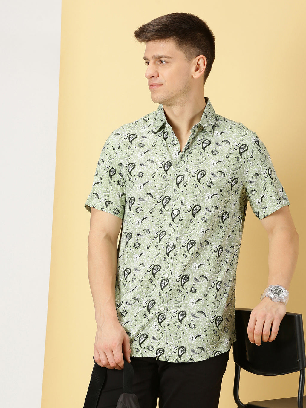 Thomas Scott Men Green Regular Fit Short Sleeves Spread Collar Abstract Printed Casual Shirt
