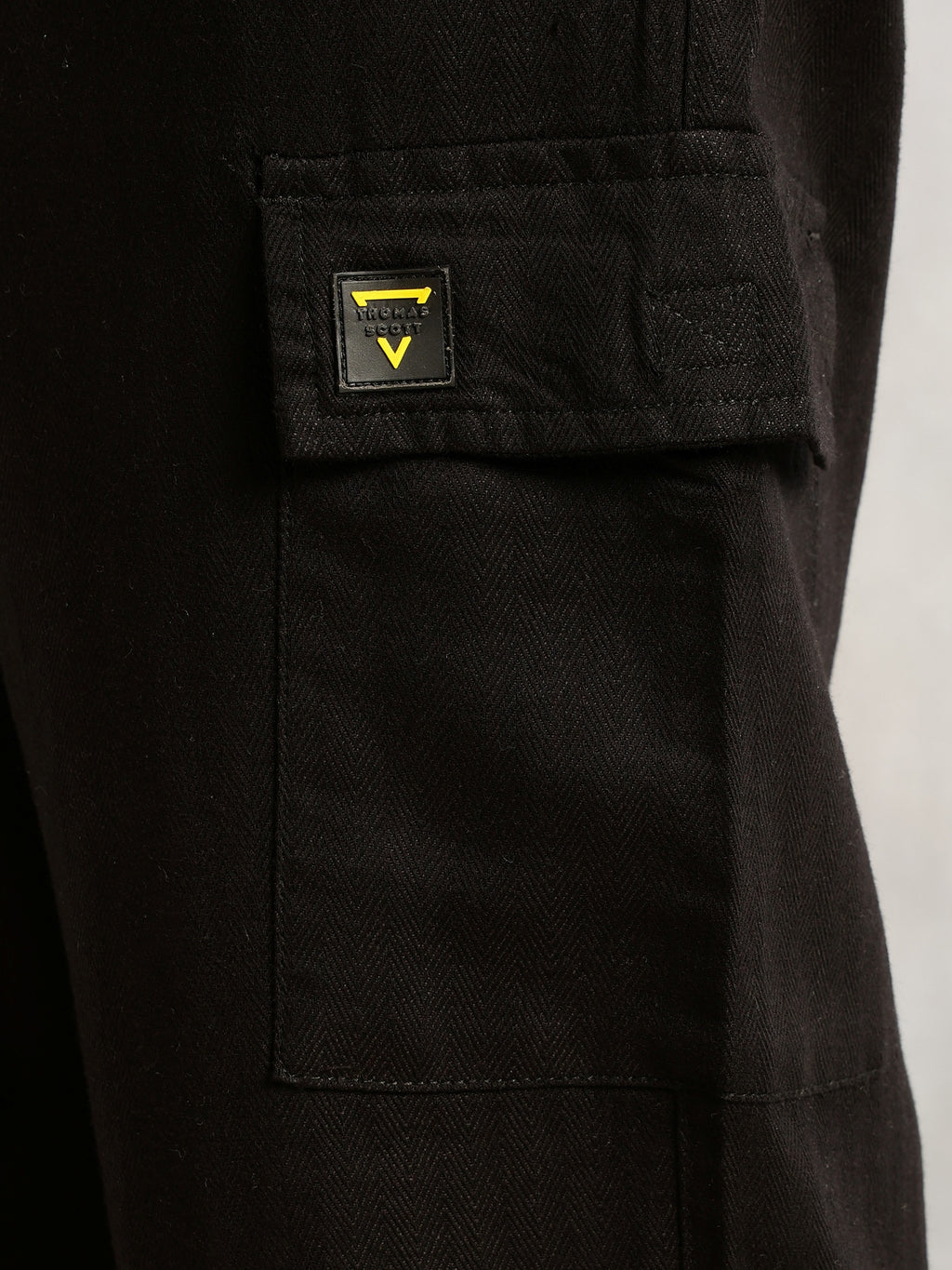 Thomas Scott Men Black Regular Fit Mid-Rise Linen Cargo Trouser with Drawstring Closure , 5 Pocket Design
