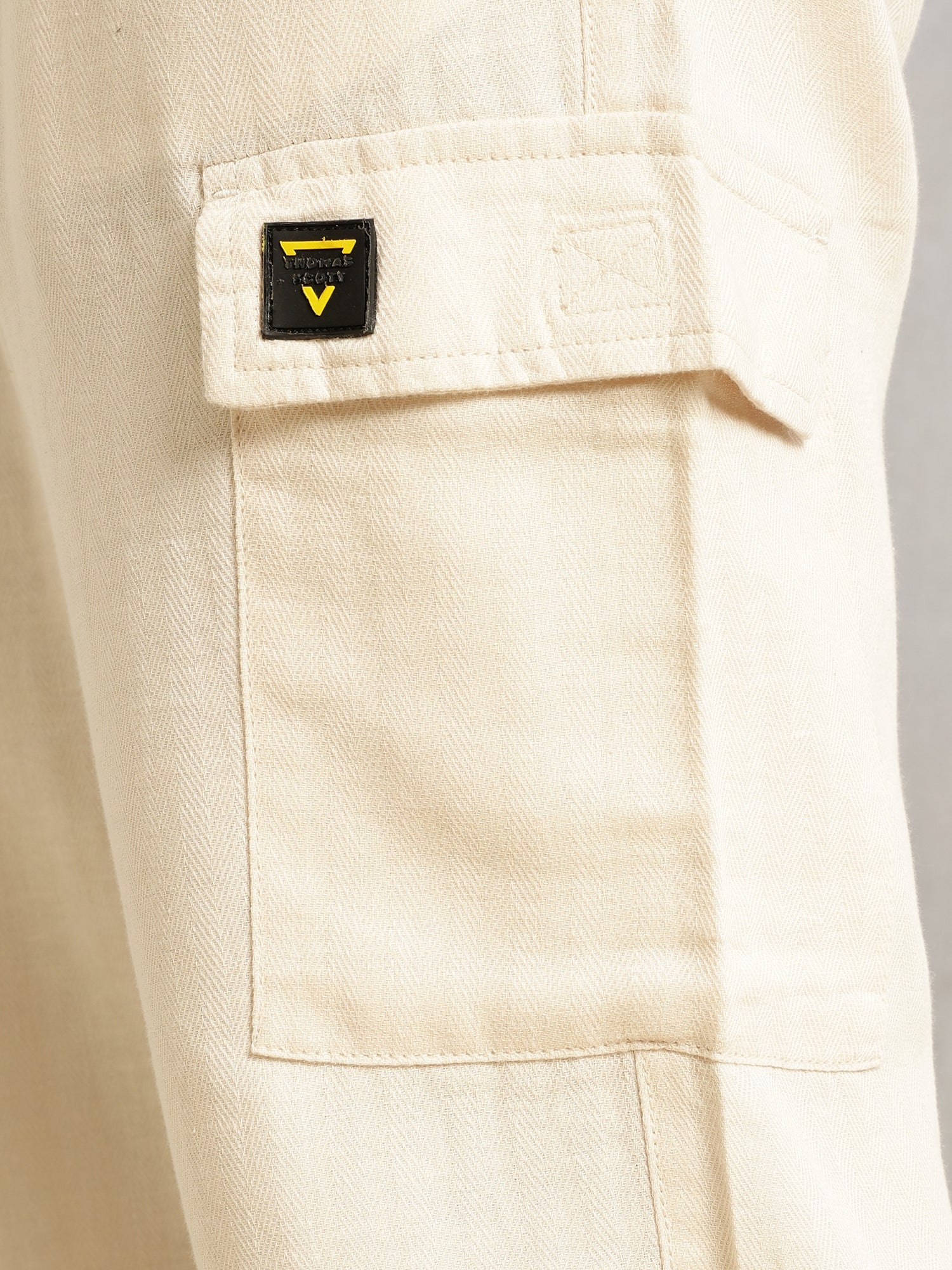 Thomas Scott Men Cream Regular Fit Mid-Rise Linen Cargo Trouser with Drawstring Closure , 5 Pocket Design