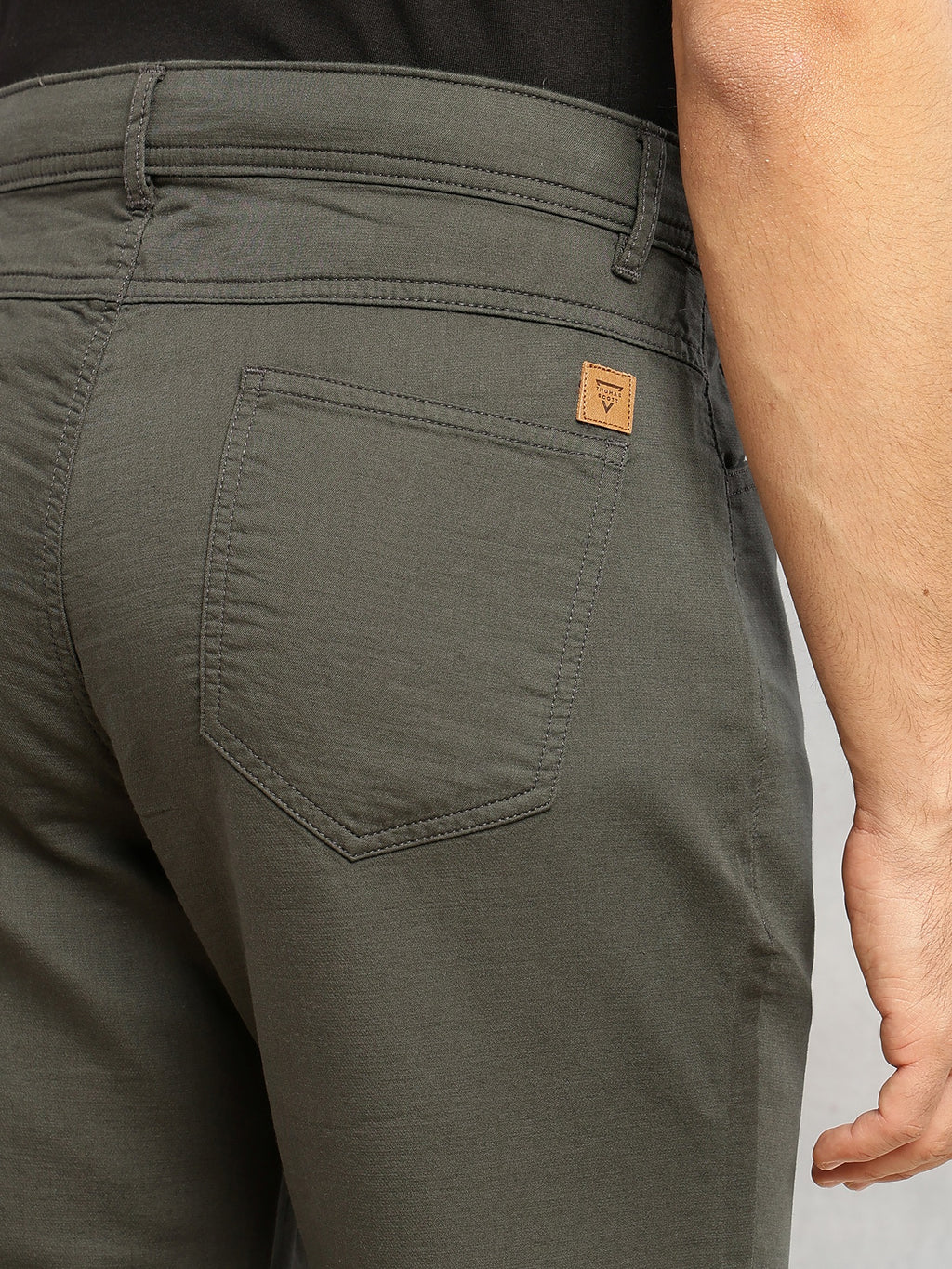 Thomas Scott Men Grey Smart Straight Fit Mid-Rise Solid 5-Pocket Design Woven Chinos Trouser