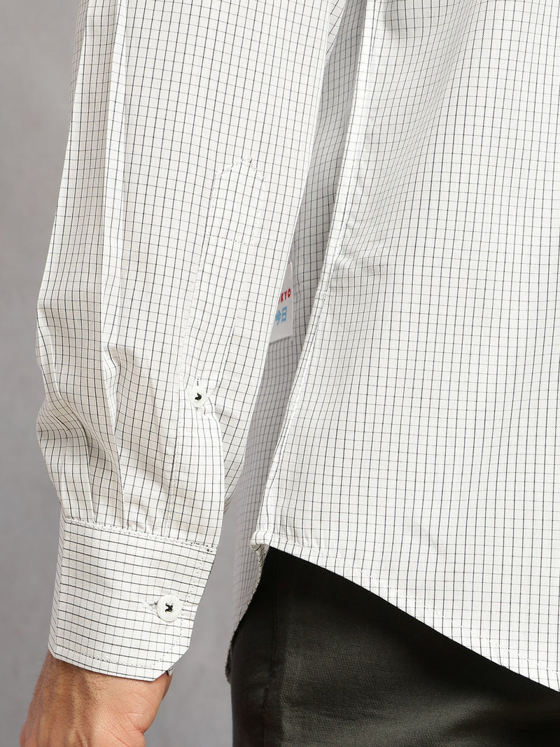 Thomas Scott Men White Regular Fit Long Sleeves Spread Collar Micro Checks 100% Cotton Casual Shirt